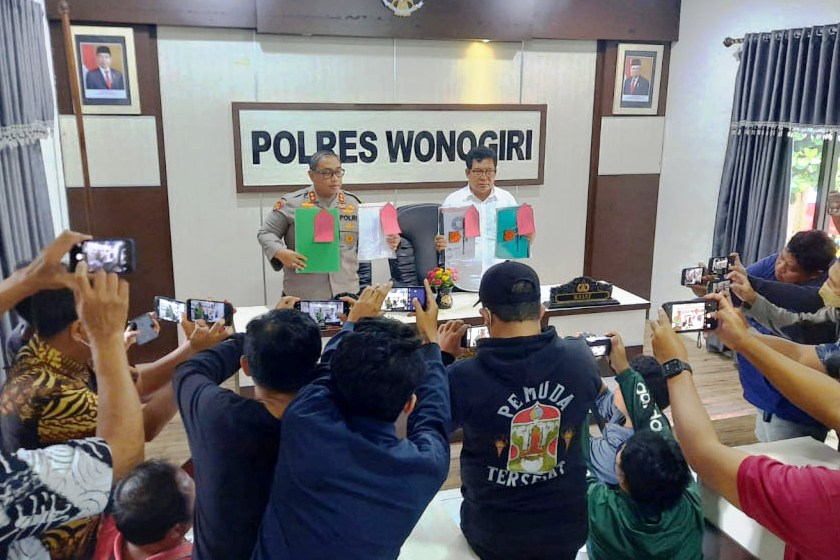 Kapolres Wonogiri AKBP Dydit Dwi Susanto gelar jumpa pers pembubaran sekolah pendidikan madrasah yang digelar Khilafatul Muslimin. 