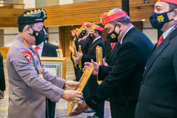Kapolri Jenderal Listyo Sigit Prabowo memberikan penghargaan kepada Diresnarkoba Polda Sulawesi Utara, karena dinilai kinerjanya berprestasi