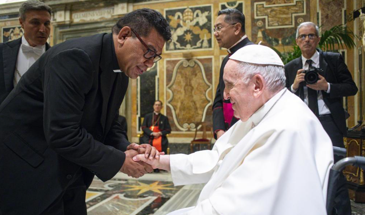 Padre Marco SVD menyalami Paus Fransiskus, Jumat (17/6/2022).