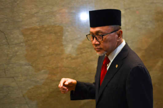 Menteri Perdagangan Zulkifli Hasan berjalan usai mengikuti serah terima jabatan menteri perdagangan di Gedung Kemendag, Jakarta, Rabu (15/6)