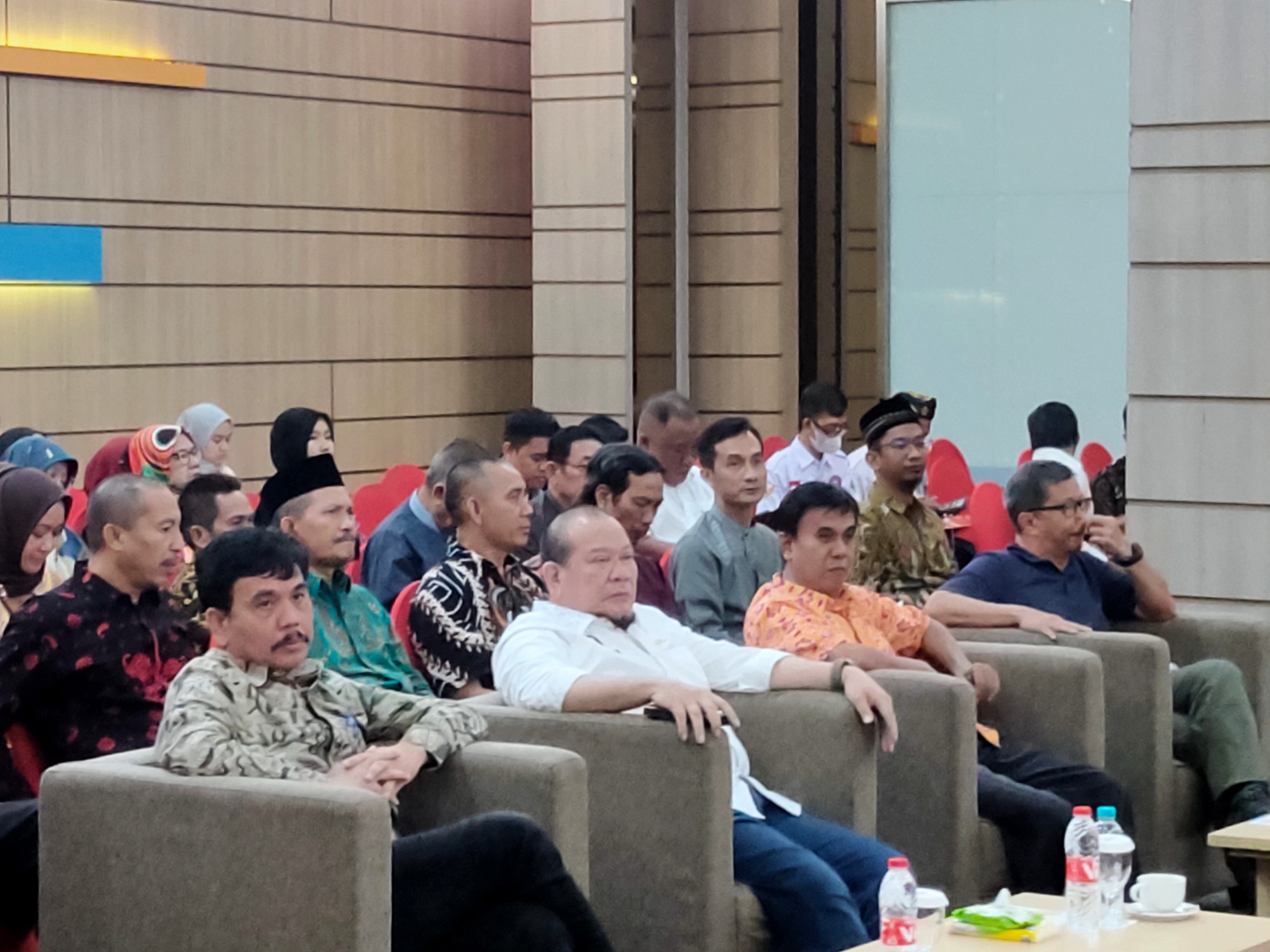 Ketua Lembaga Kajian Sabang-Merauke Circle Syahganda Nainggolan (kiri) dan Ketua DPD LaNyalla M dalam sebuah dialog kebangsaan di Palembang,