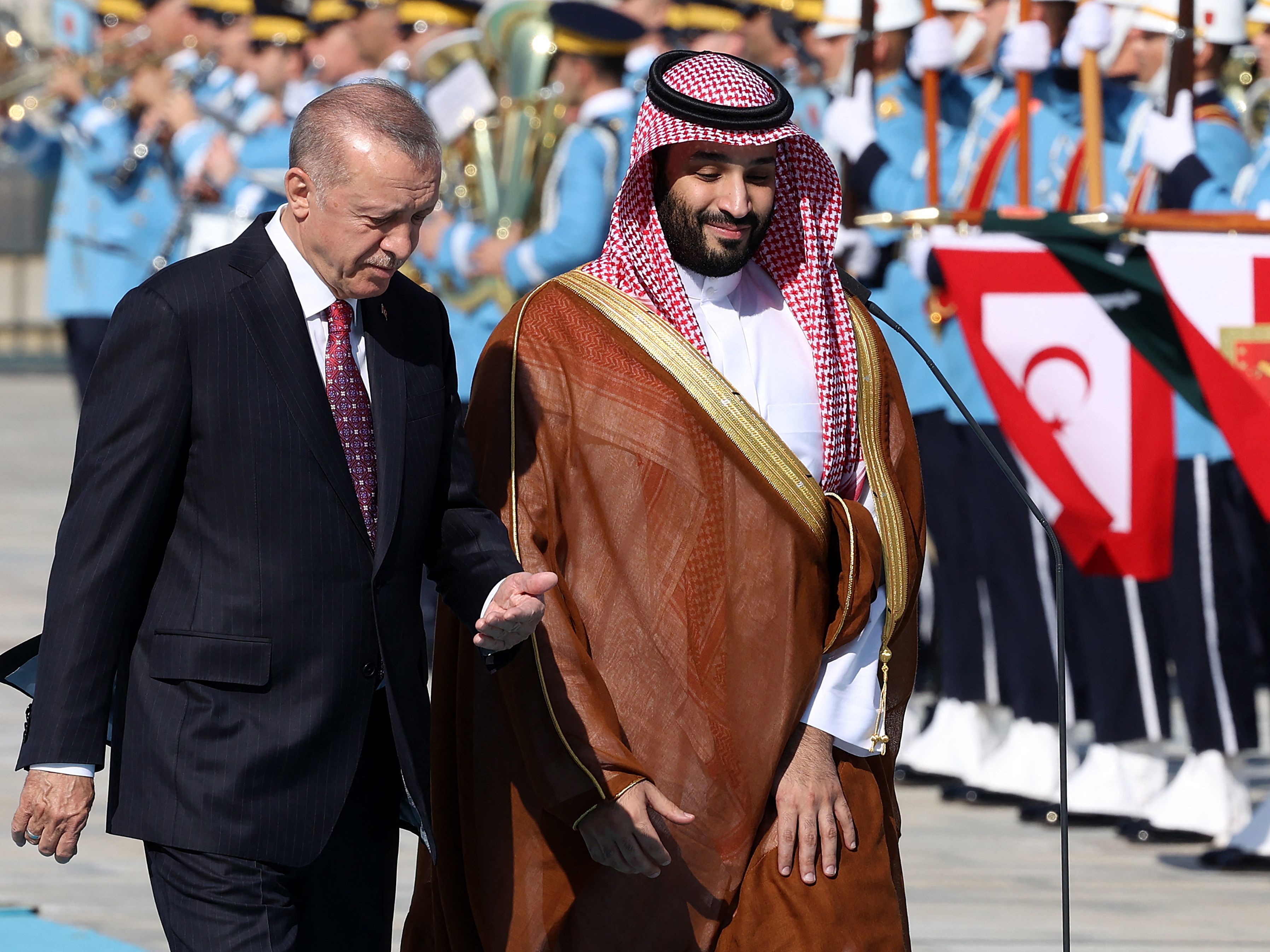 Presiden Turki Recep Tayyip Erdogan menyambut Putra Mahkota Arab Saudi Mohammed bin Salman.