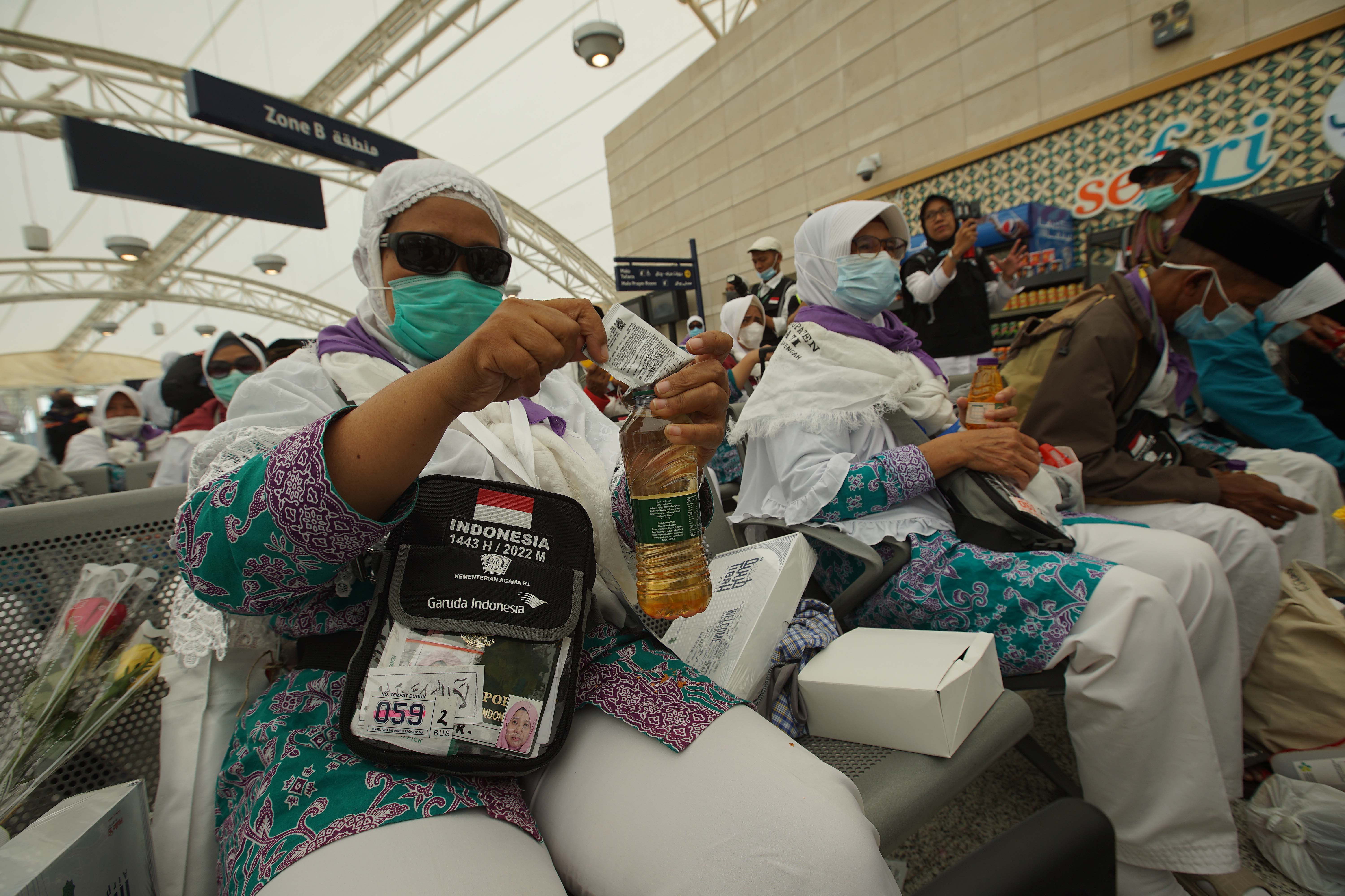 Jemaah haji kloter pertama dari embarkasi Solo melarutkan oralit saat tiba di Bandara Amir Muhammad bin Abdul Aziz (AMMA), Madinah.