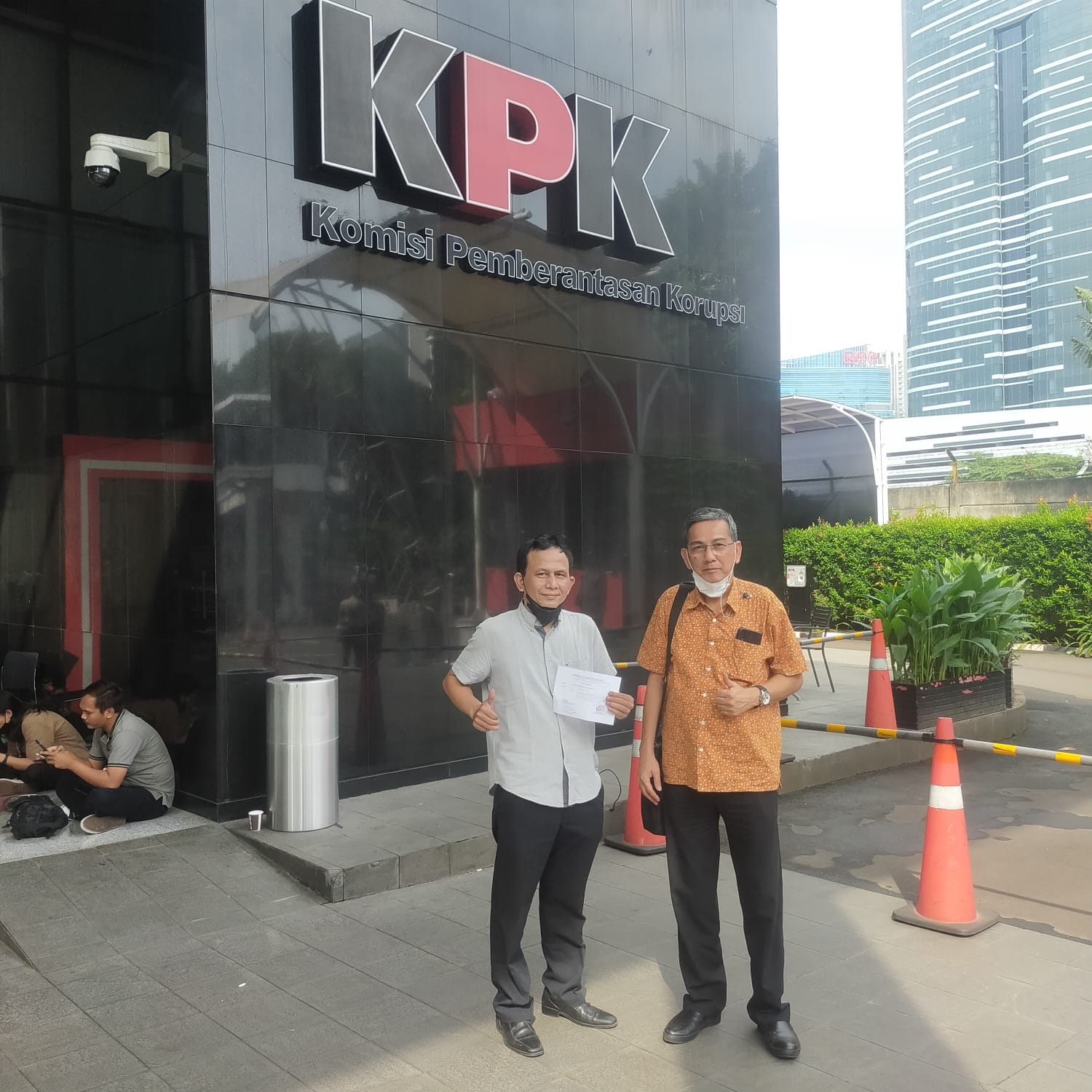 Direktur Eksekutif Indonesia AntiCorruption (IACS) Ardi Yanto Hafiz (baju putih) menunjukkan laporannya ke KPK, Kamis (16/6)