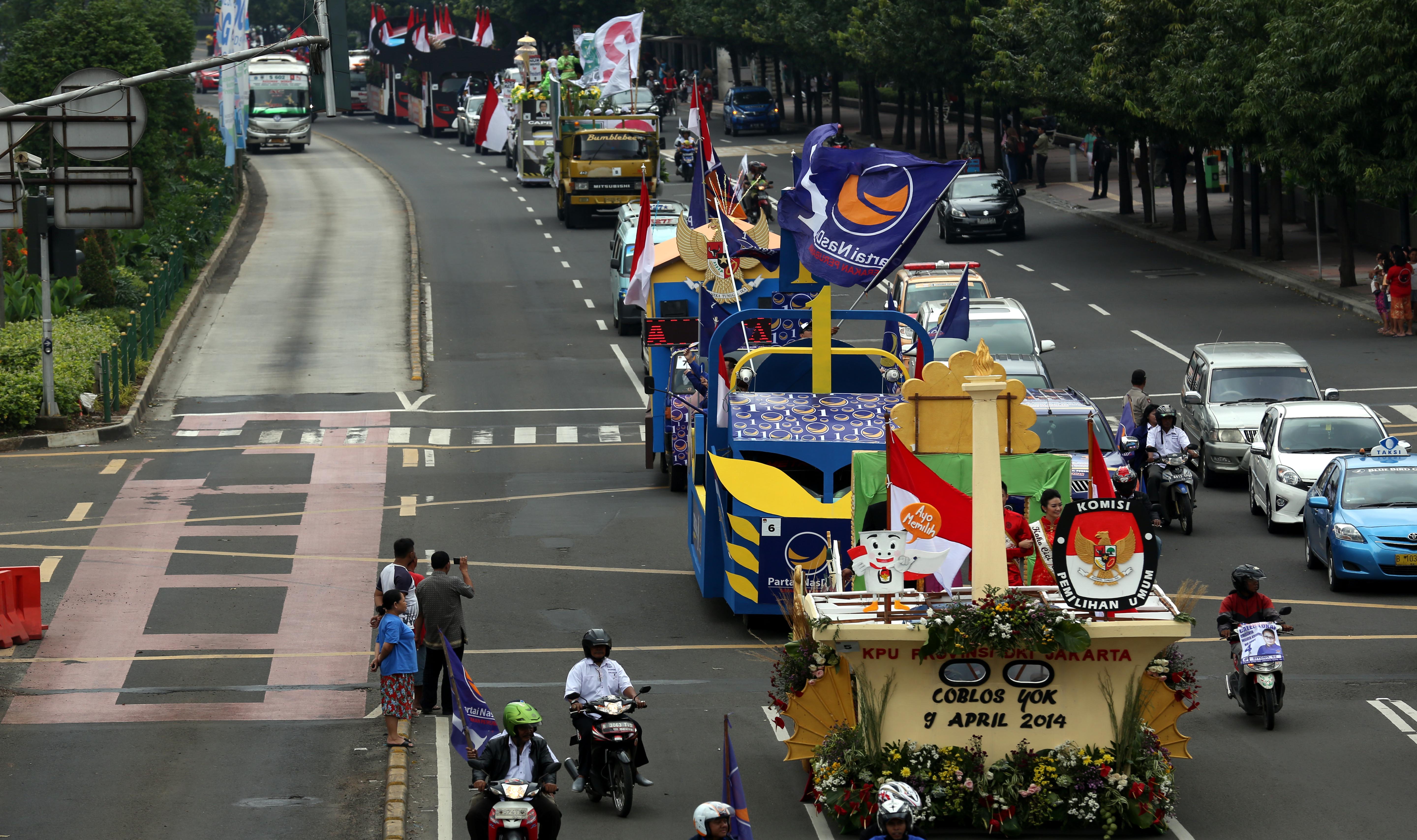 Kendaraan hias KPU memperkenalkan Parpol peserta Pemilu 2014 melintas di jalan MH Thamrin. 