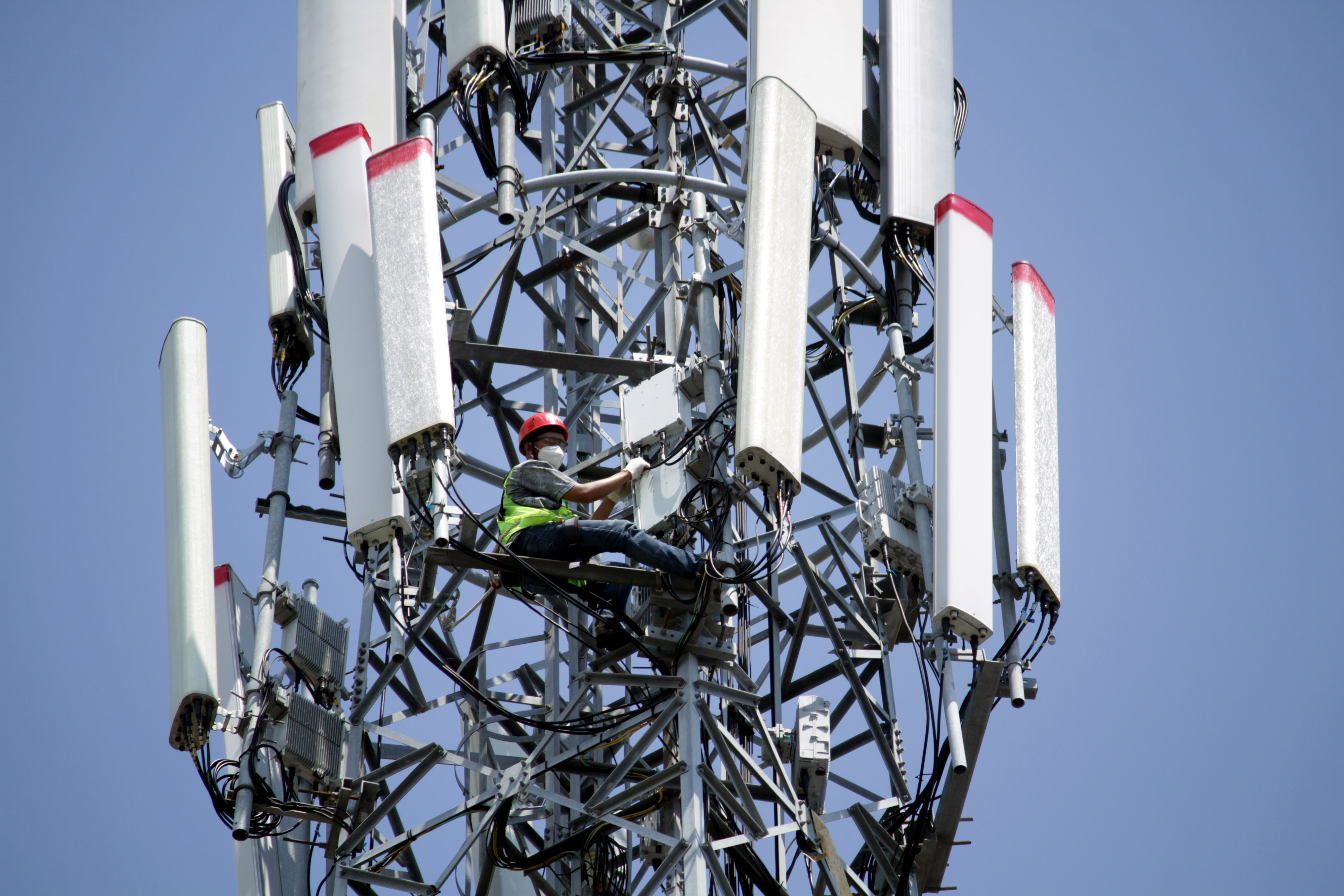 Ilustrasi petugas melakukan pemeliharaan terhadap perangkat BTS.