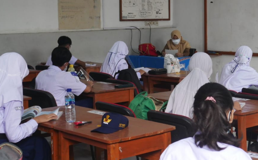 Siswa SMP Negeri 1 Kota Cimahi, Jawa Barat, tengah melaksanakan proses belajar