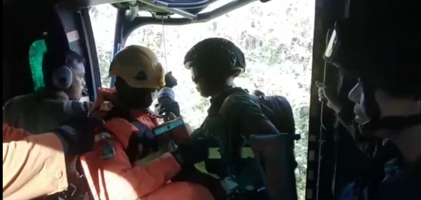 Tim SAR Perluas Area Pencarian Anak Terlempar dari Helikopter di Timika