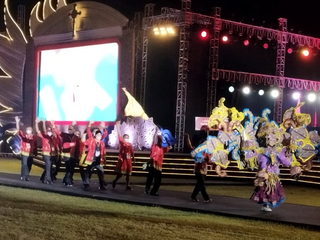 Peserta mengikuti kirab saat pembukaan Pesta Paduan Suara Gerejawi (PESPARAWI) tingkat nasional ke-XIII di Candi Prambanan, Sleman, DIY, Sen
