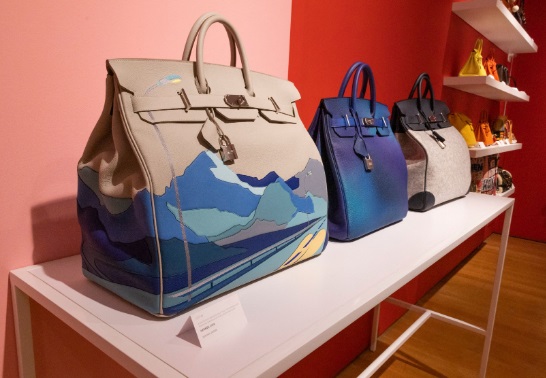 Tas Birkin edisi khusus dari Hermes saat dipamerkan di balai lelang Christie's, beberapa waktu lalu. 
