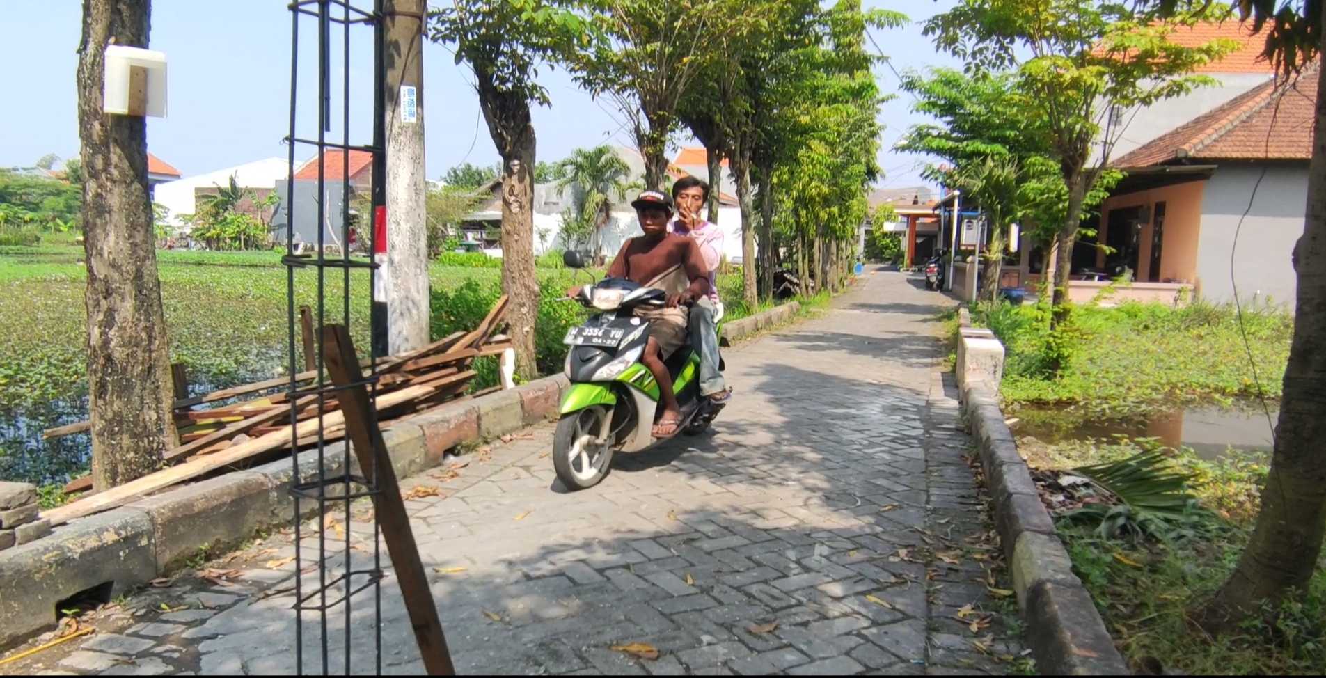 Jalan di Desa Jemundo, Sidoarjo, Jatim yang ingin ditutup calon kades yang kalah dalam pilkades.