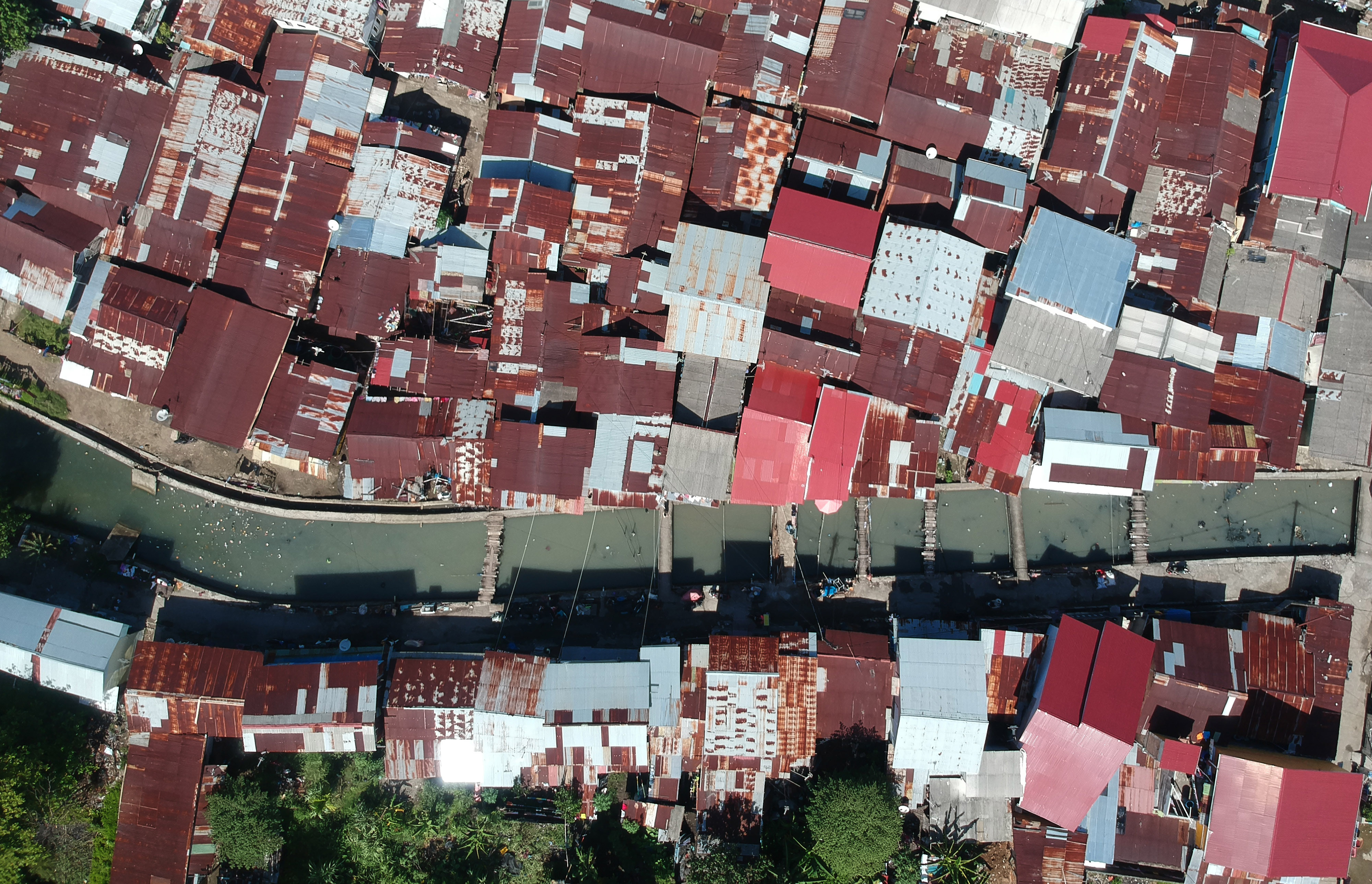 Rumah-rumah di kawasan padat penduduk yang akan mendapatkan bantuan program  Bantuan Stimulan Perumahan Swadaya 