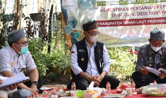 Kepala BPPSDMP Kementan, Dedi Nursyamsi [tengah] bersama Bupati Tanah Laut, H Sukamta dan Kepala SMKPPN Banjarbaru, Budi Santoso [