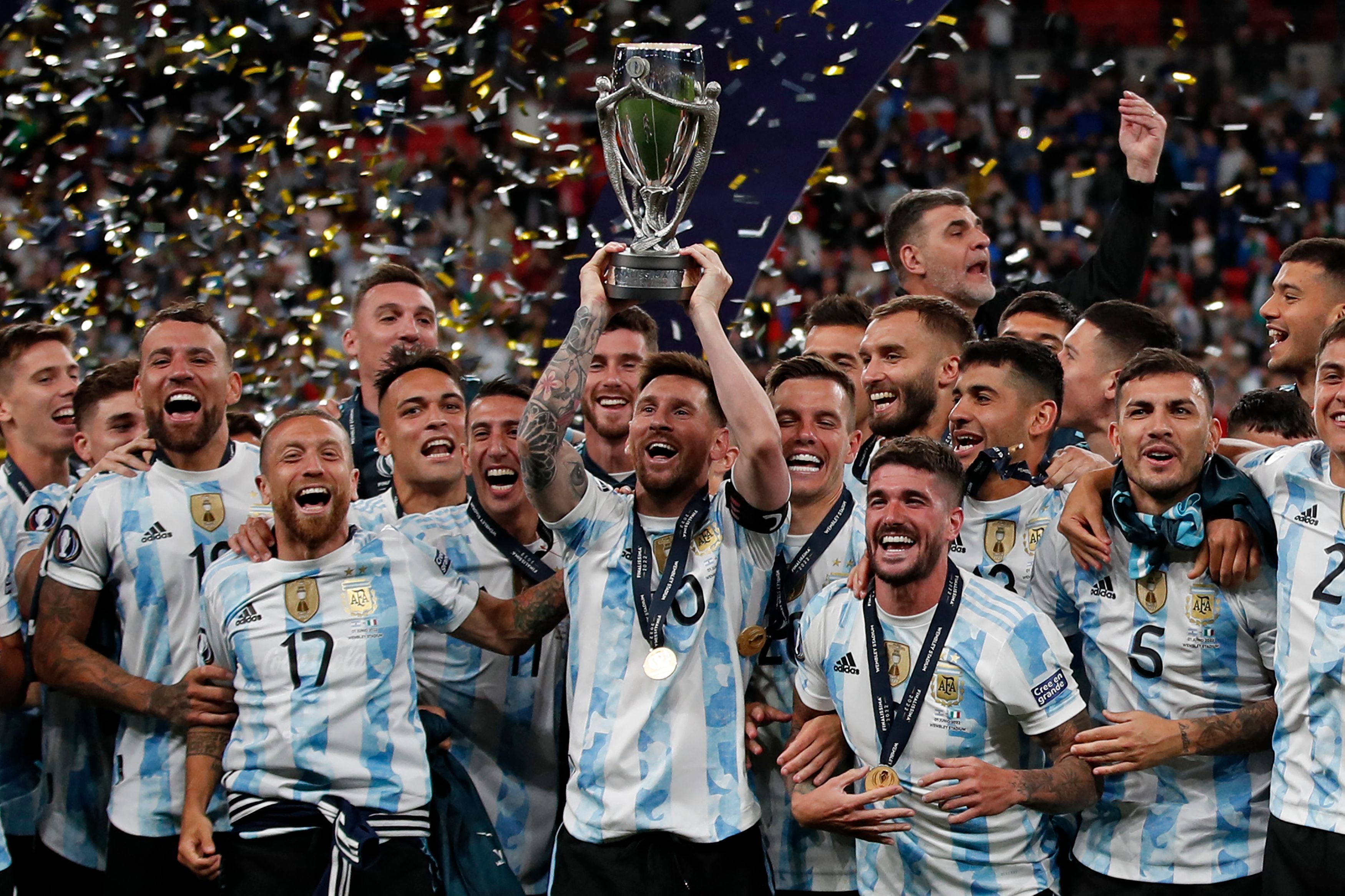 Para pemain Argentina merayakan keberhasilan mereka memenangi laga Finalissima melawan Italia di Stadion Wembley.