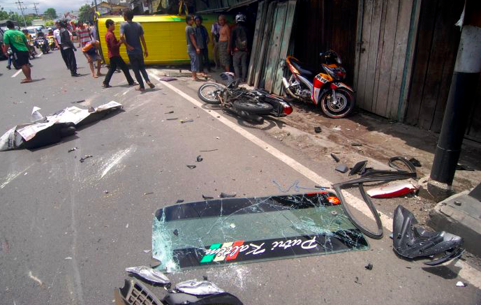 Hilang Konsentrasi, Pengemudi BMW Tabrak Mobil yang Sedang Berhenti