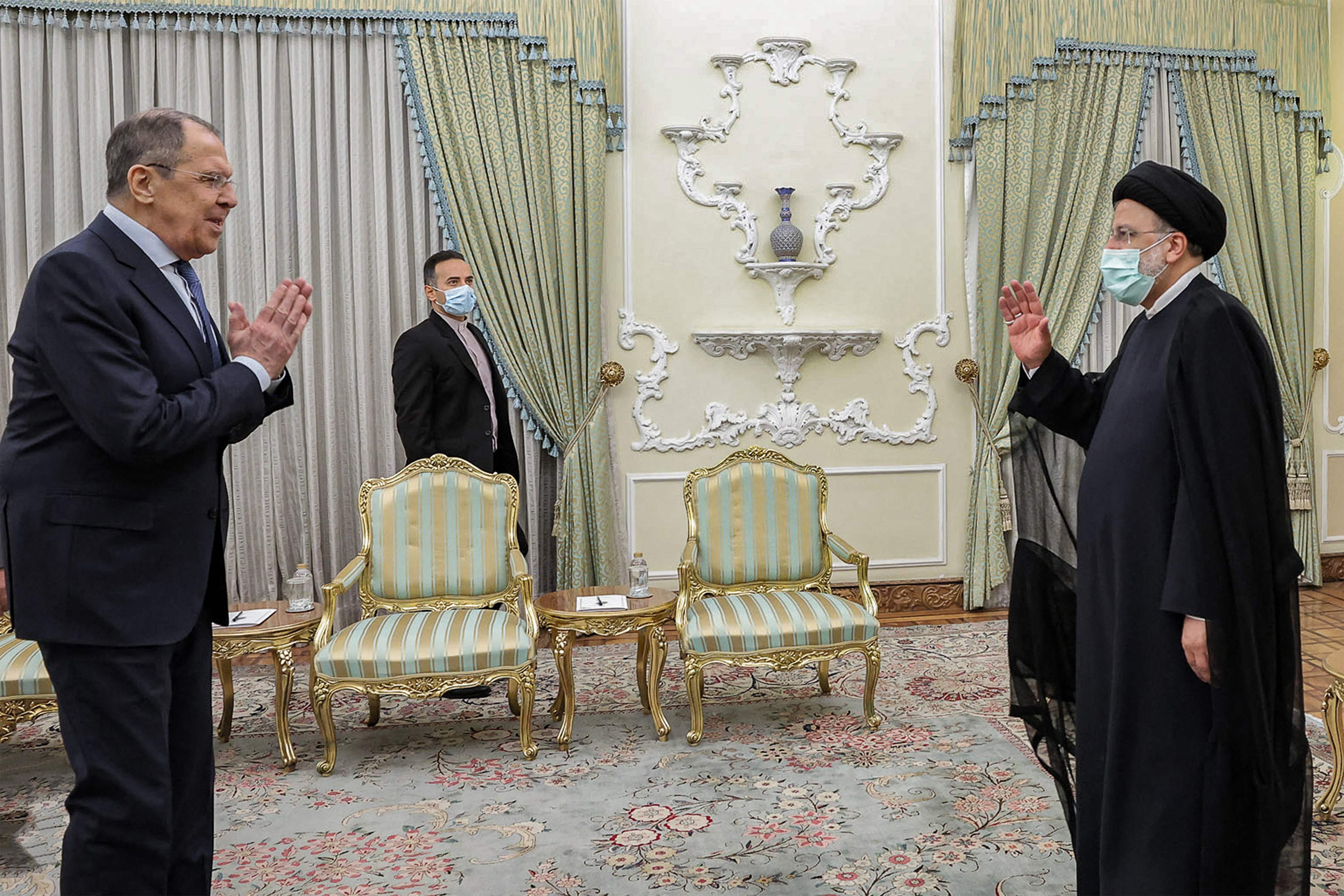 Menteri Luar Negeri Rusia Sergei Lavrov (kiri) bertemu dengan Presiden Iran Ebrahim Raisi di Teheran, Iran.