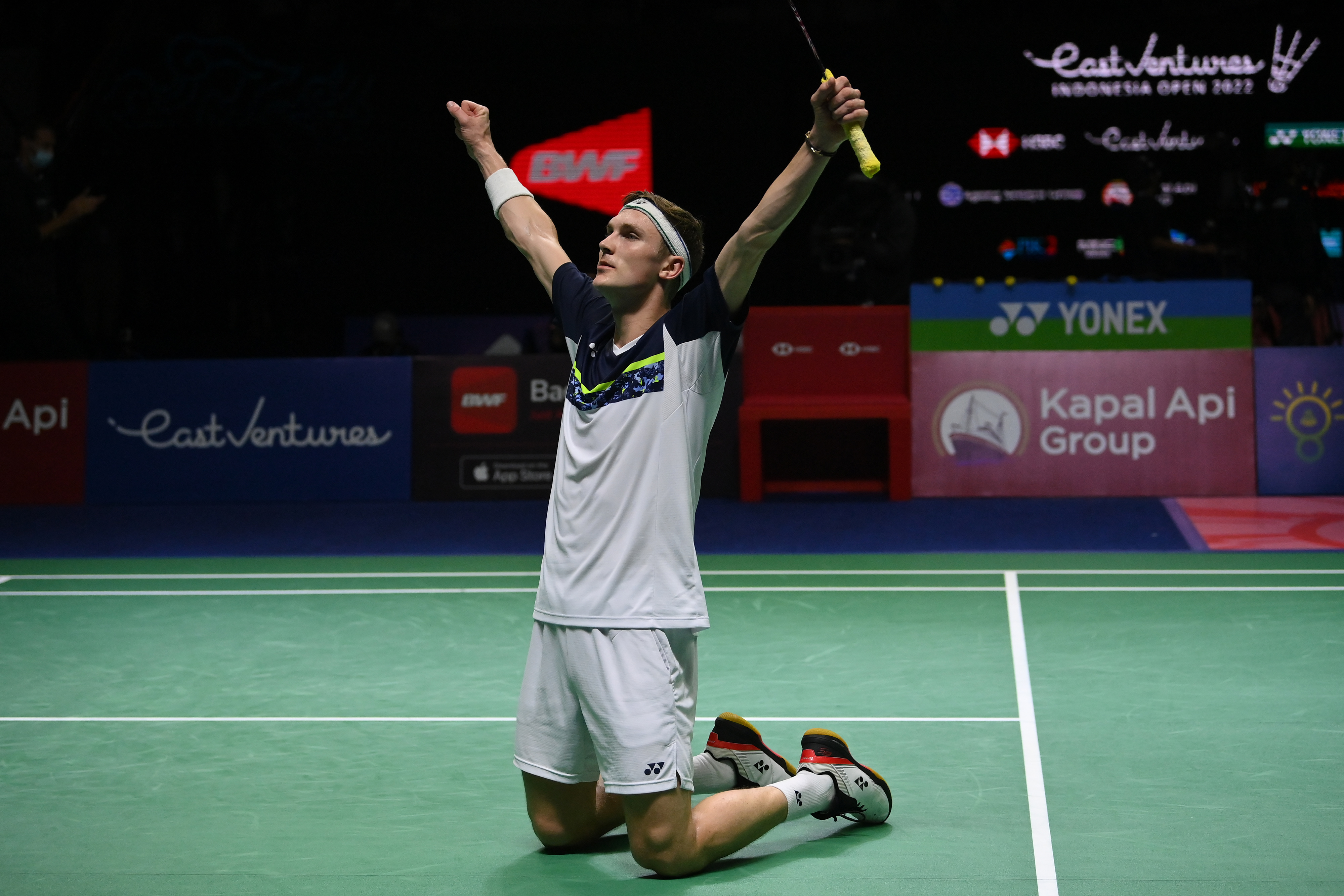 Tunggal putra Denmark Viktor Axelsen melakukan selebrasi usai menang di Indonesia Terbuka 2022