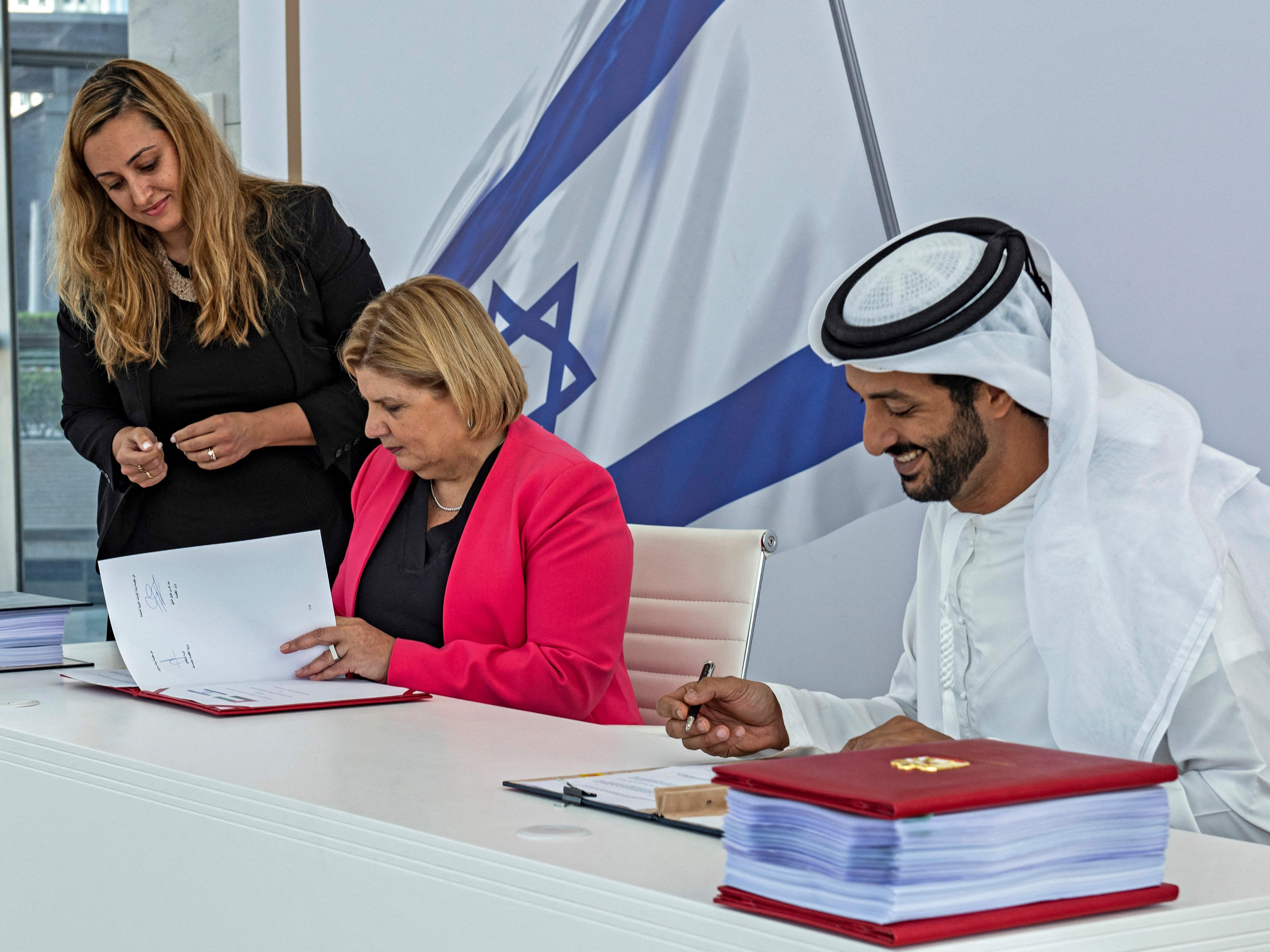 Menteri Ekonomi Israel Orna Barbivai dan UEA Abdulla bin Touq al-Marri selama upacara penandatanganan kesepakatan perdagangan bebas.