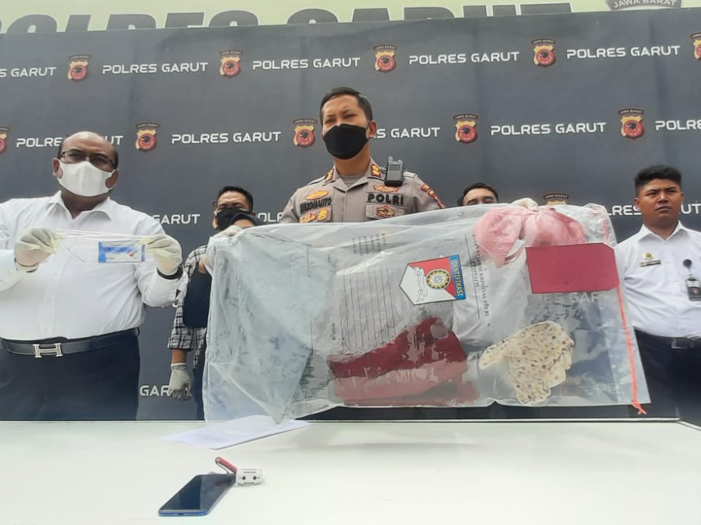 Kapolres Garut AKB Wirdhanto Hadicaksono mengungkap kasus ayah mencabuli anak kandung dan menunjukkan barang bukti. 