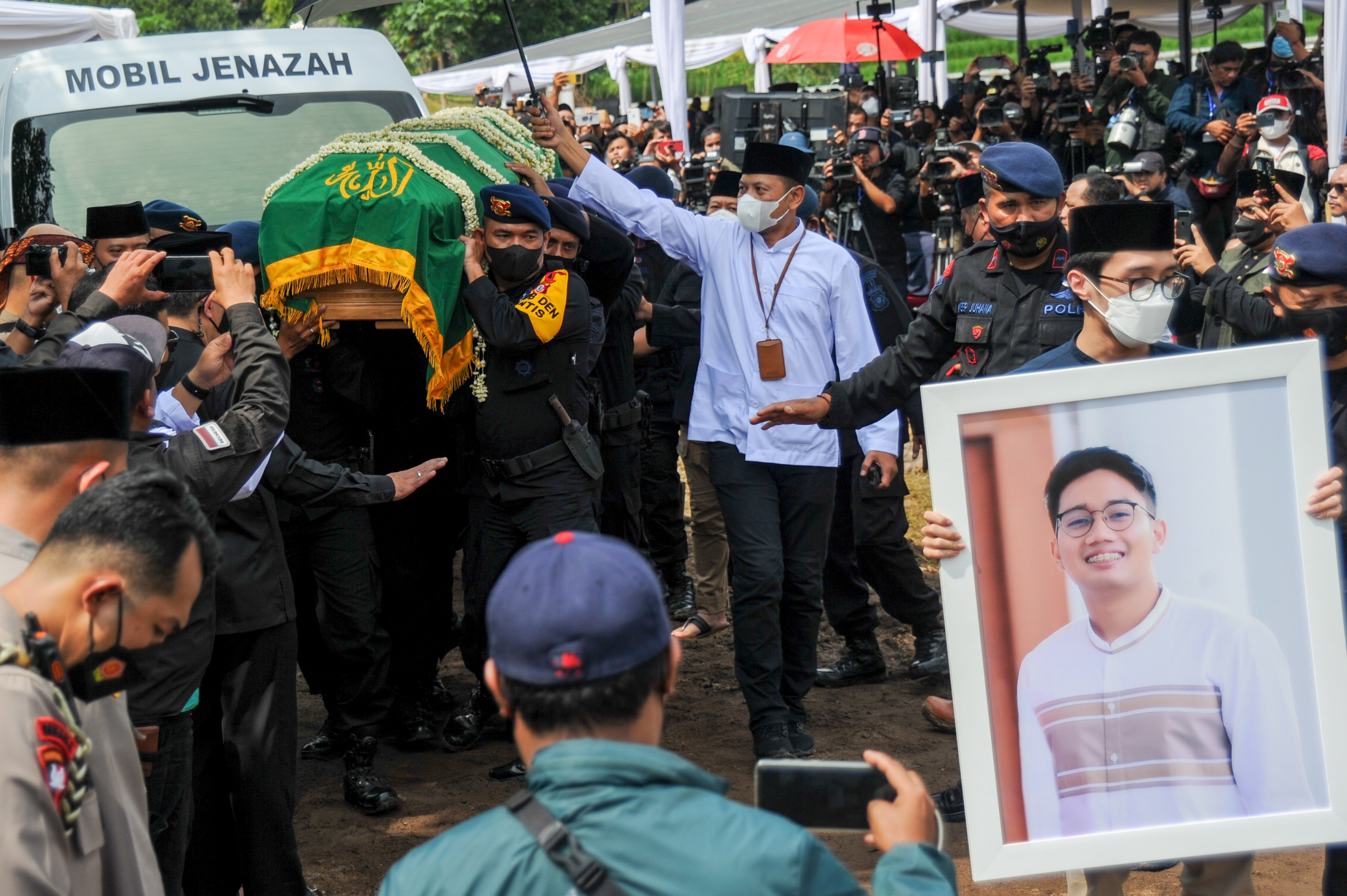 Petugas membawa peti jenazah almarhum putra sulung Gubernur Jawa Barat, Emmeril Kahn Mumtadz.