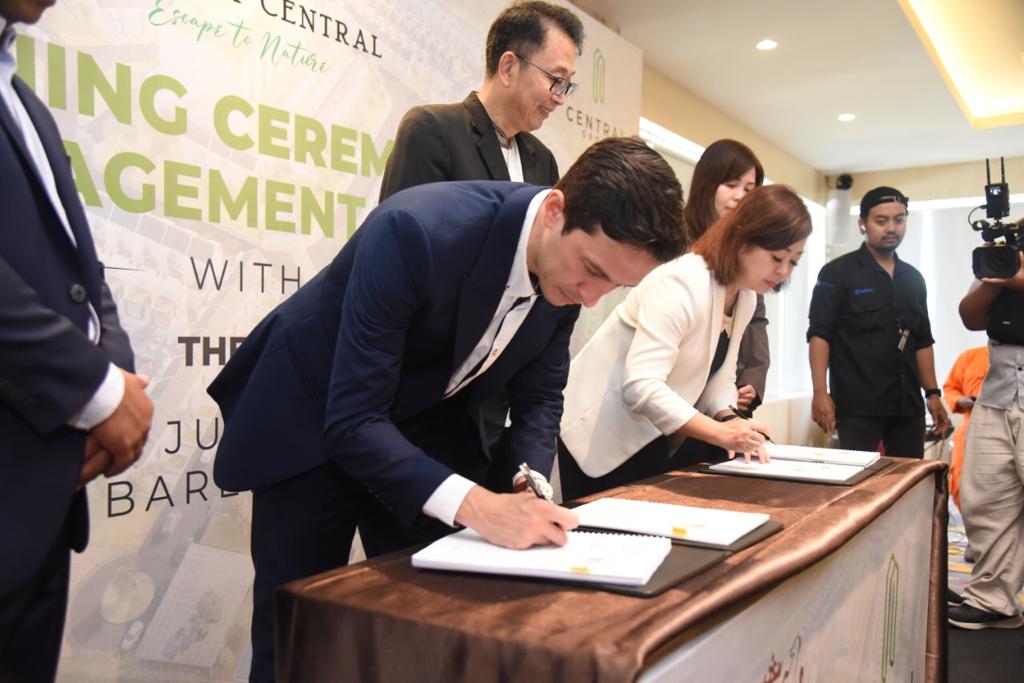 Penandatangan kerja sama Central Group dengan Ascott untuk pengembangan resort di Batam