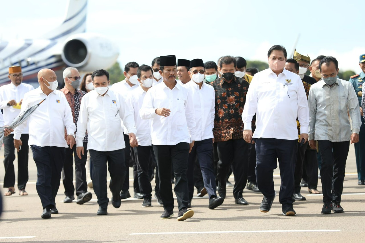 Kedatangan di Bandara Hang Nadim Batan, Menko Perekonomian Airlangga Hartarto disambut Kepala BP Batam Muhammad Rudi. 
