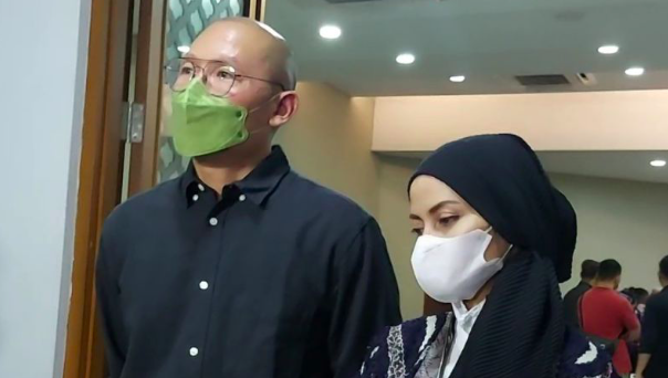 Anak dan menantu dari mendiang selebriti Rima Melati, Aditya Tumbuan dan Marisa Tumbuan.