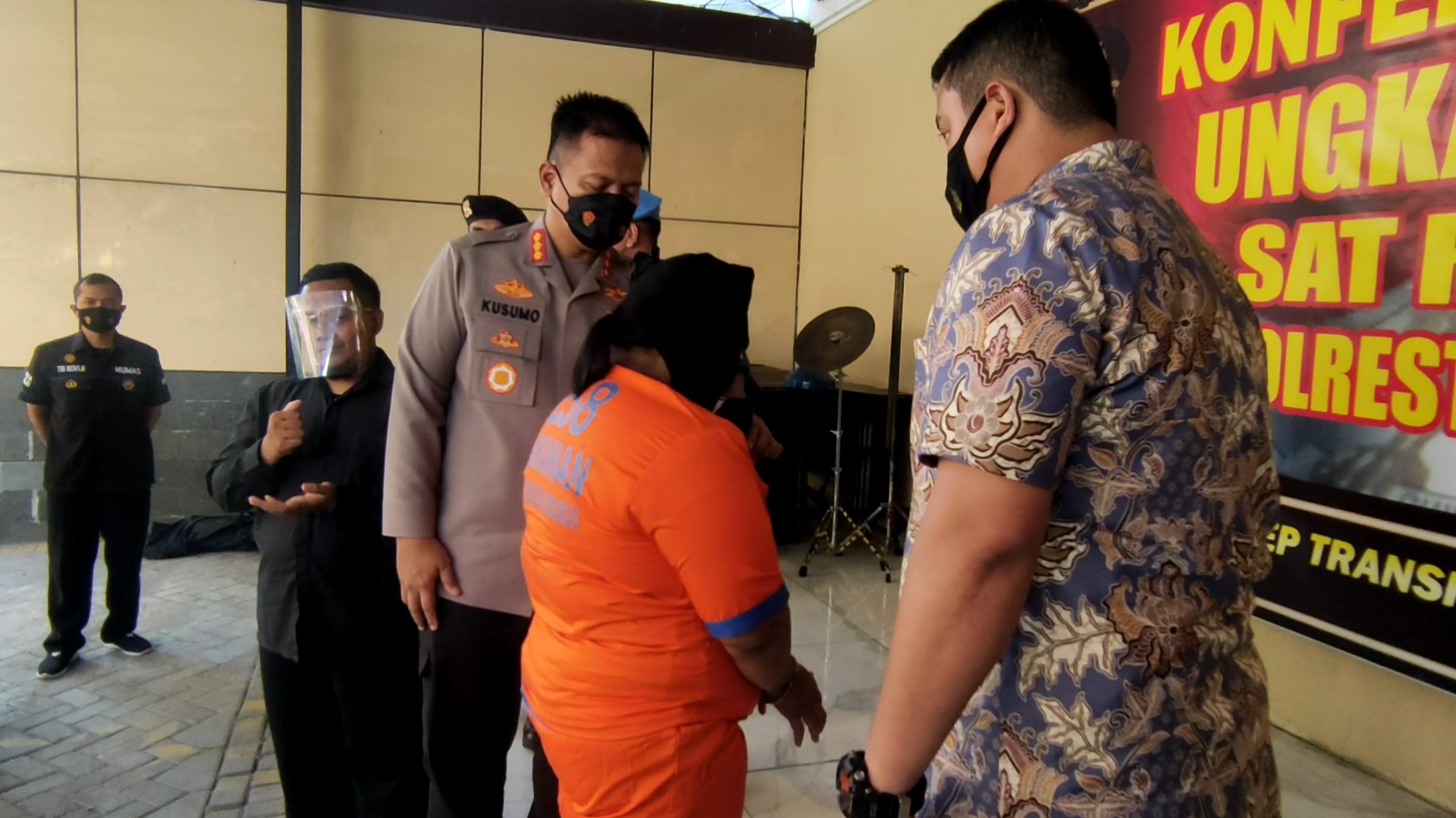 Tersangka E, ibu yang menjual anak kandungnya yang masih di bawah umur ke lelaki hidung belang ditangkap Polres Sidoarjo, Jumat (3/6)