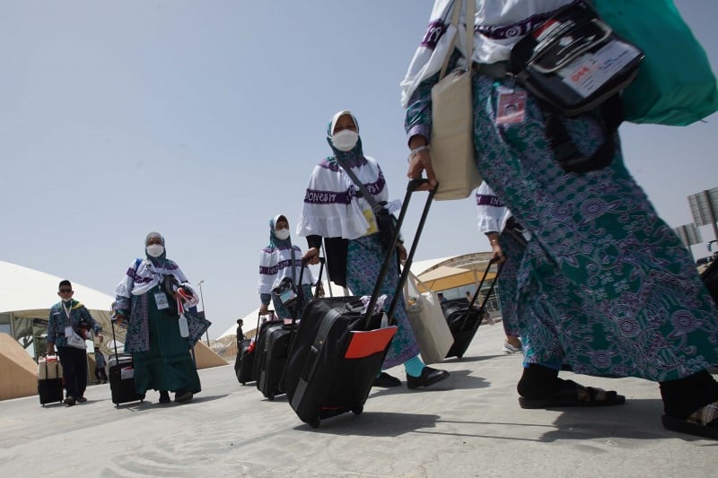 Para jemaah haji  embarkasi Jakarta saat tiba di Bandar Udara Internasional Amir Muhammad bin Abdul Aziz (AMMA), Madinah. 