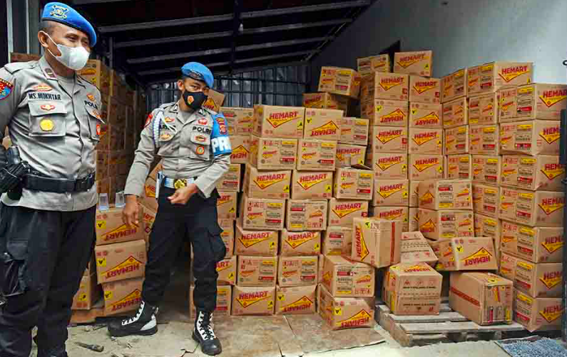 Polisi Gerebek Gudang Minyak Goreng Ilegal