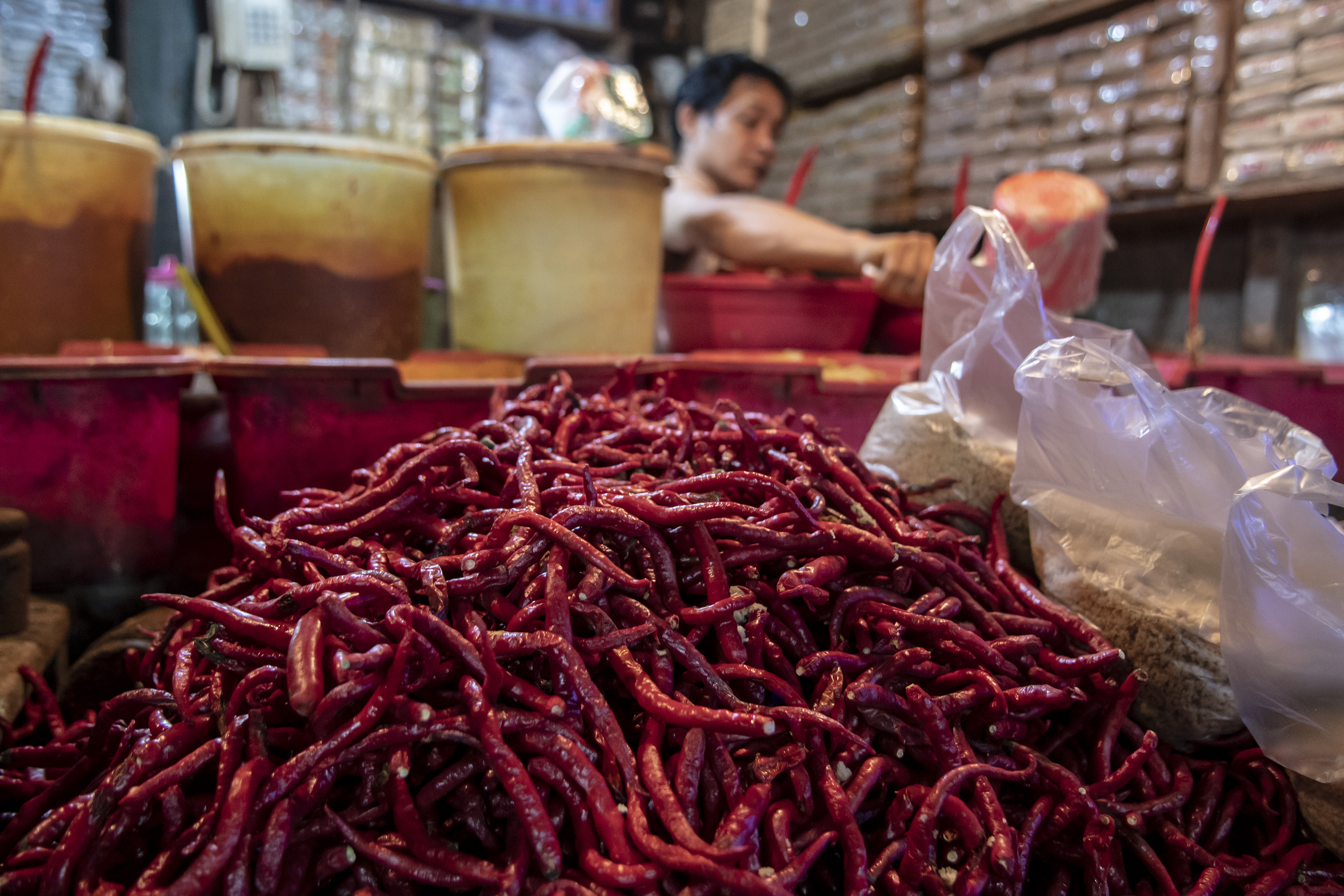 Pedagang bumbu giling melayani pembeli di Pasar Senen, Jakarta.