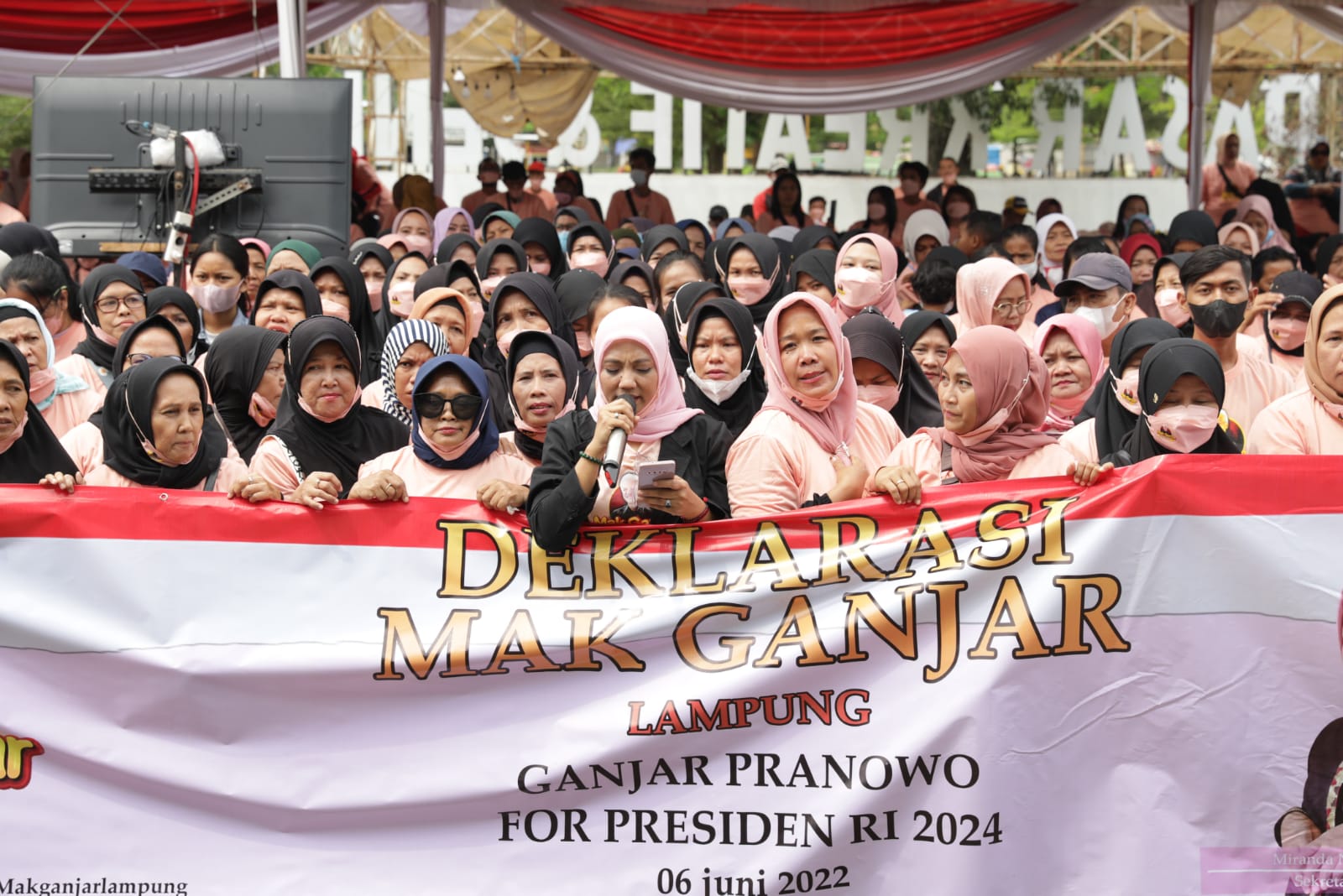Ribuan Emak-emak yang tergabung dalam Mak Ganjar Provinsi Lampung deklarasikan dukungan agar Ganjar Pranowo maju di Pilpres 2024, Senin (6/6
