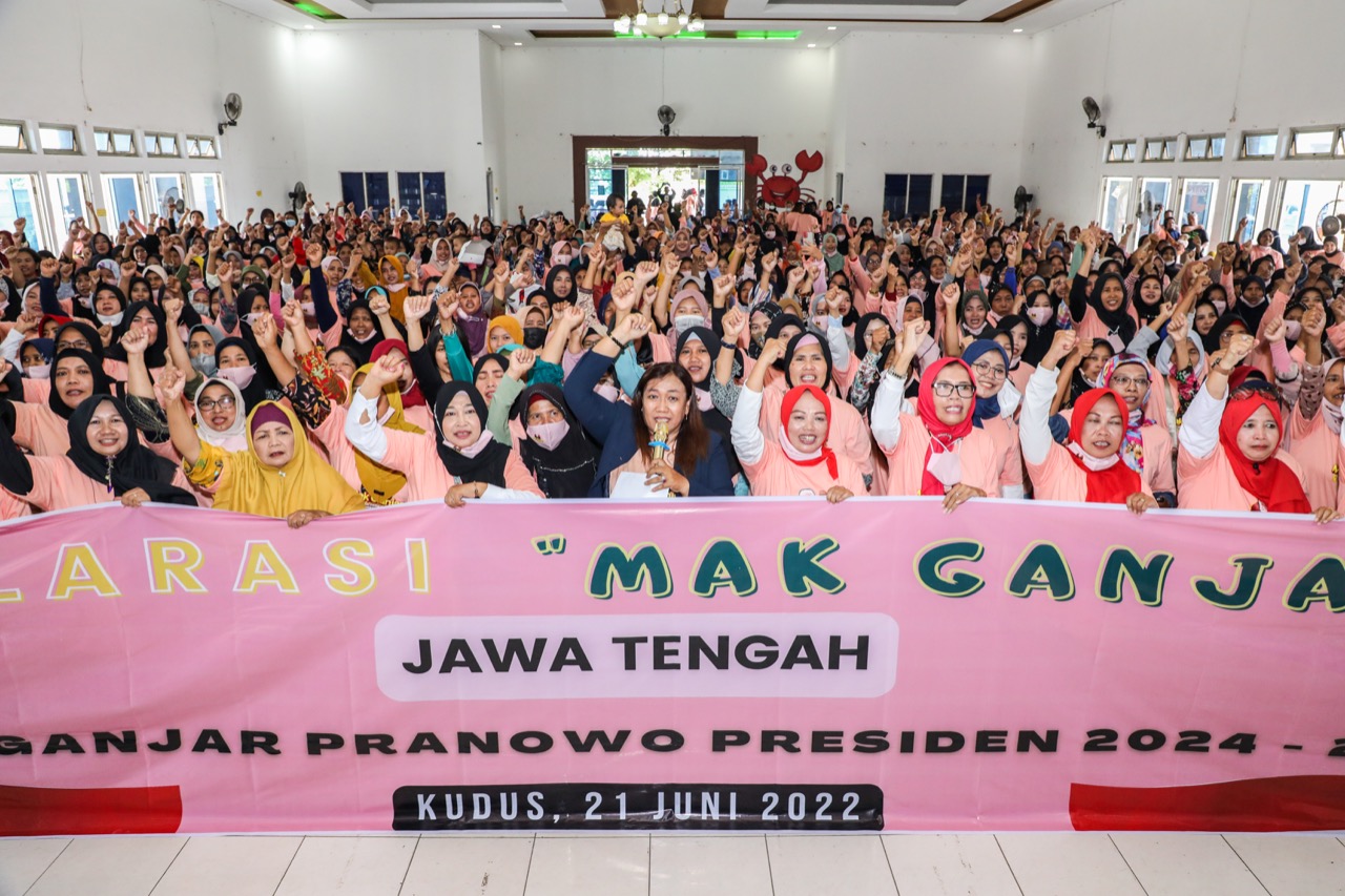 Emak-emak di Jawa Tengah  mendeklarasikan dukungan kepada Ganjar Pranowo untuk menjadi Presiden 2024, di Gedung Graha Mustika, Getas Pejaten