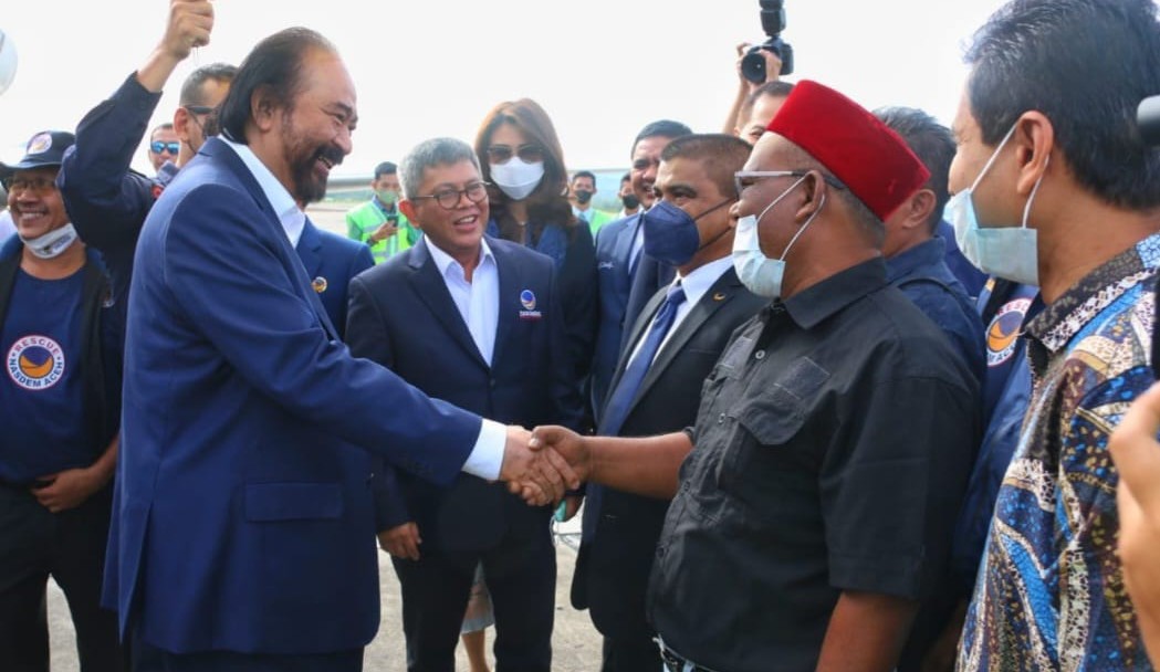 Ketua Umum Partai NasDem Surya Paloh disambut Bupati Pidie Roni Ahmad di Bandara Sultan Iskandar Muda, Banda Aceh, Senin (27/6).