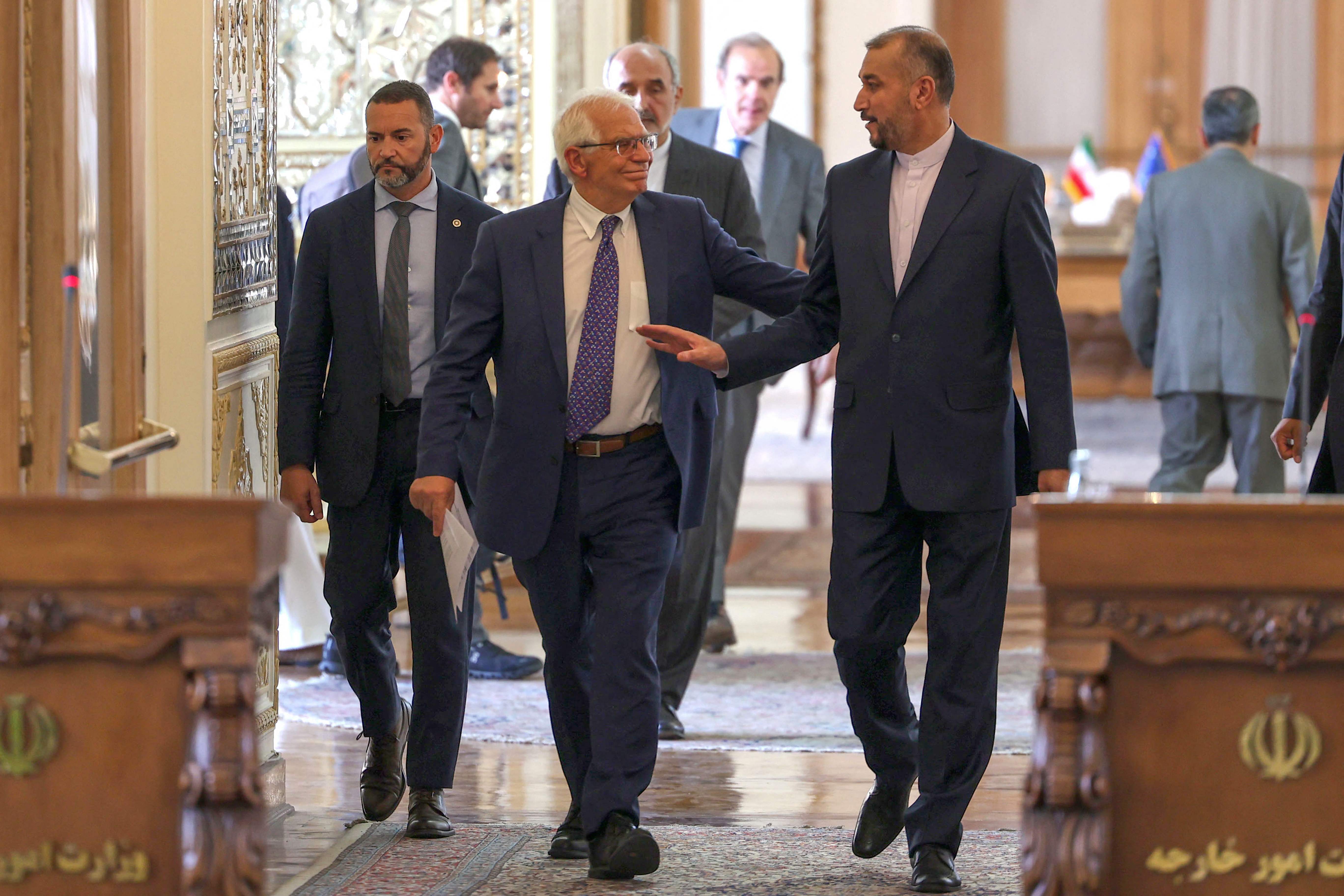 Menlu Iran Hossein Amir-Abdollahian (kanan) bersama Kepala Kebijakan LN UE Josep Borrell menghadiri konferensi pers di Teheran, 25/6.