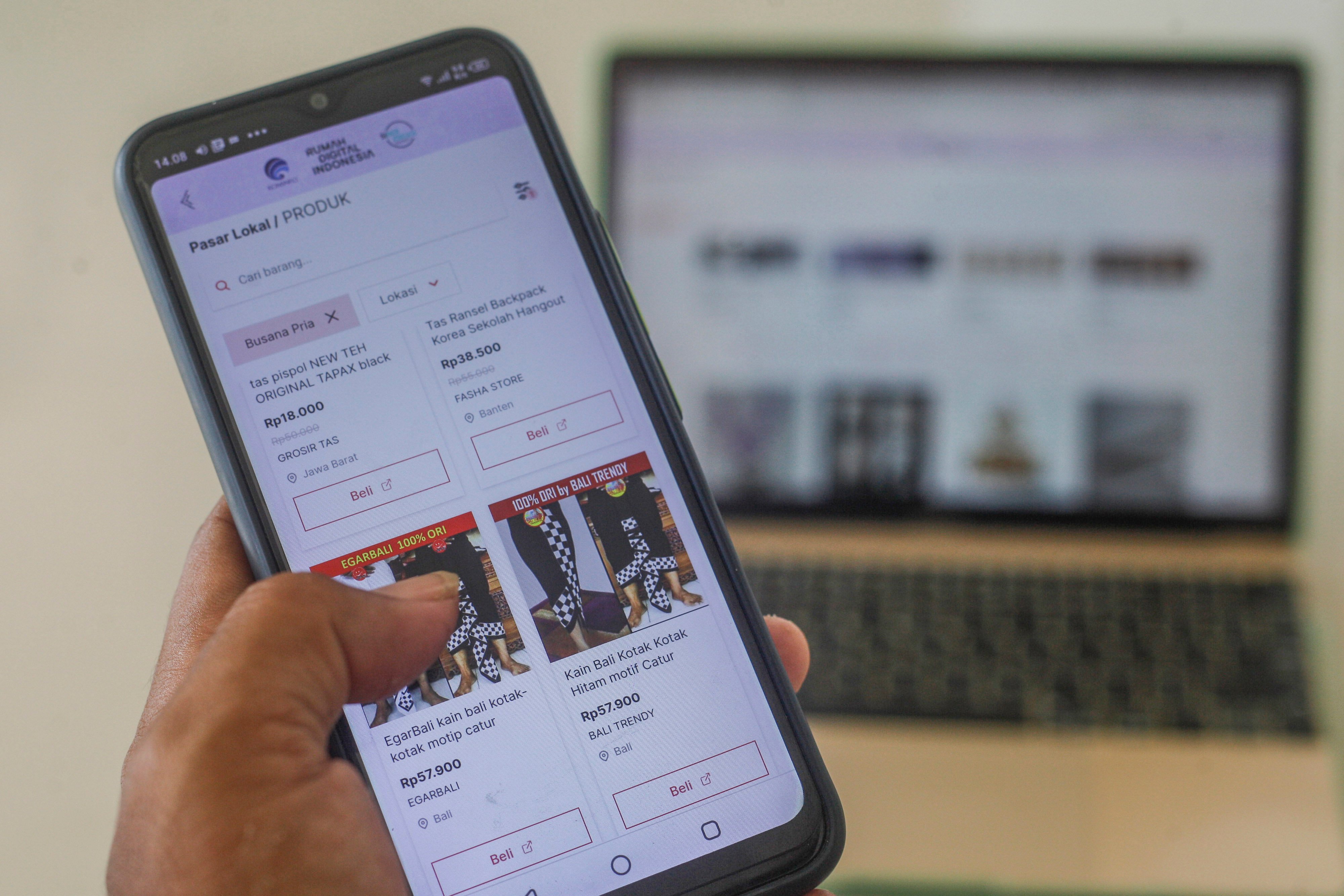 Warga melihat-lihat produk UMKM yang ada di laman Rumah Digital Indonesia