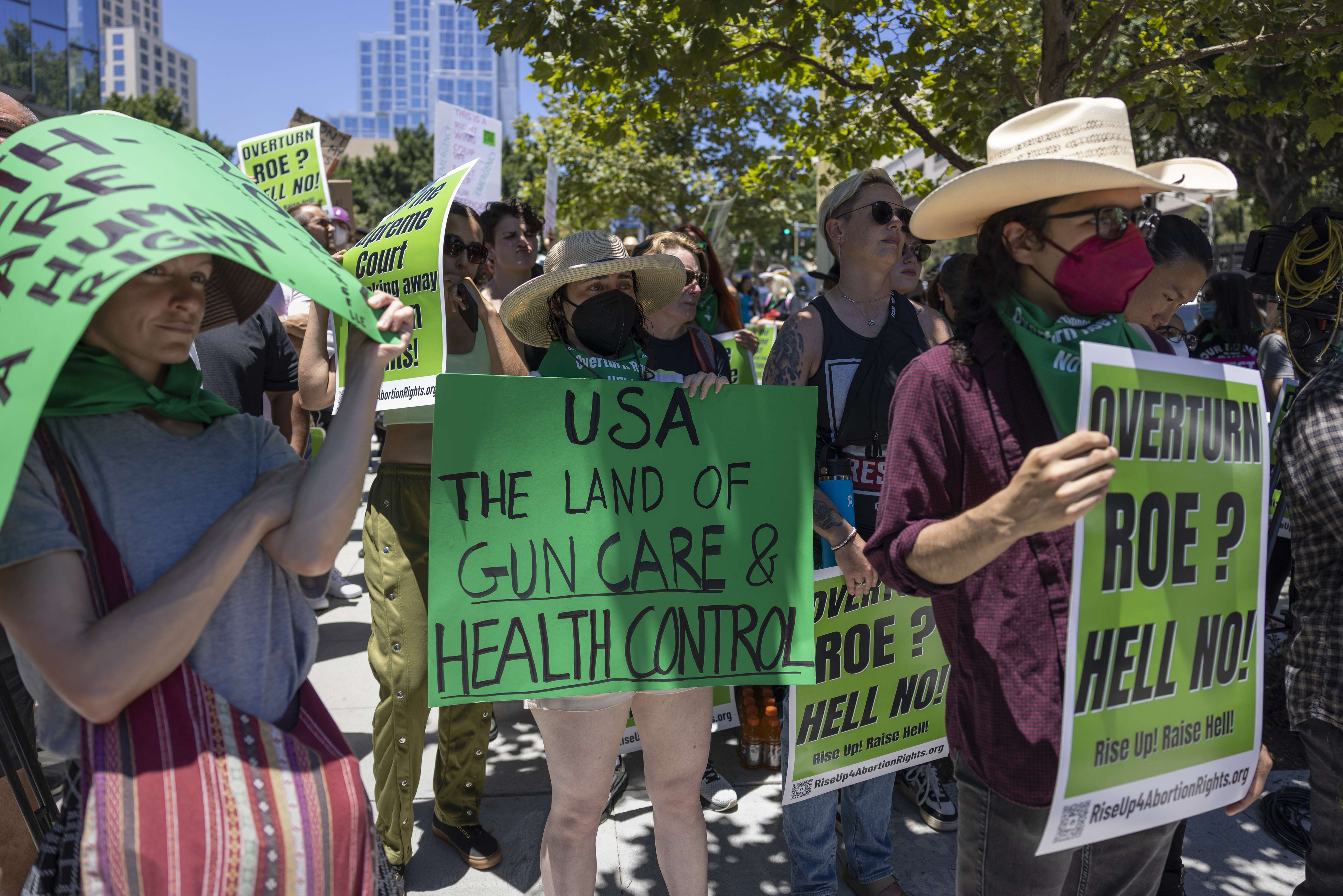 Warga AS melakukan demonstrasi menentang keputusan Mahkamah Agung yang mencabut hak untuk melakukan aborsi.