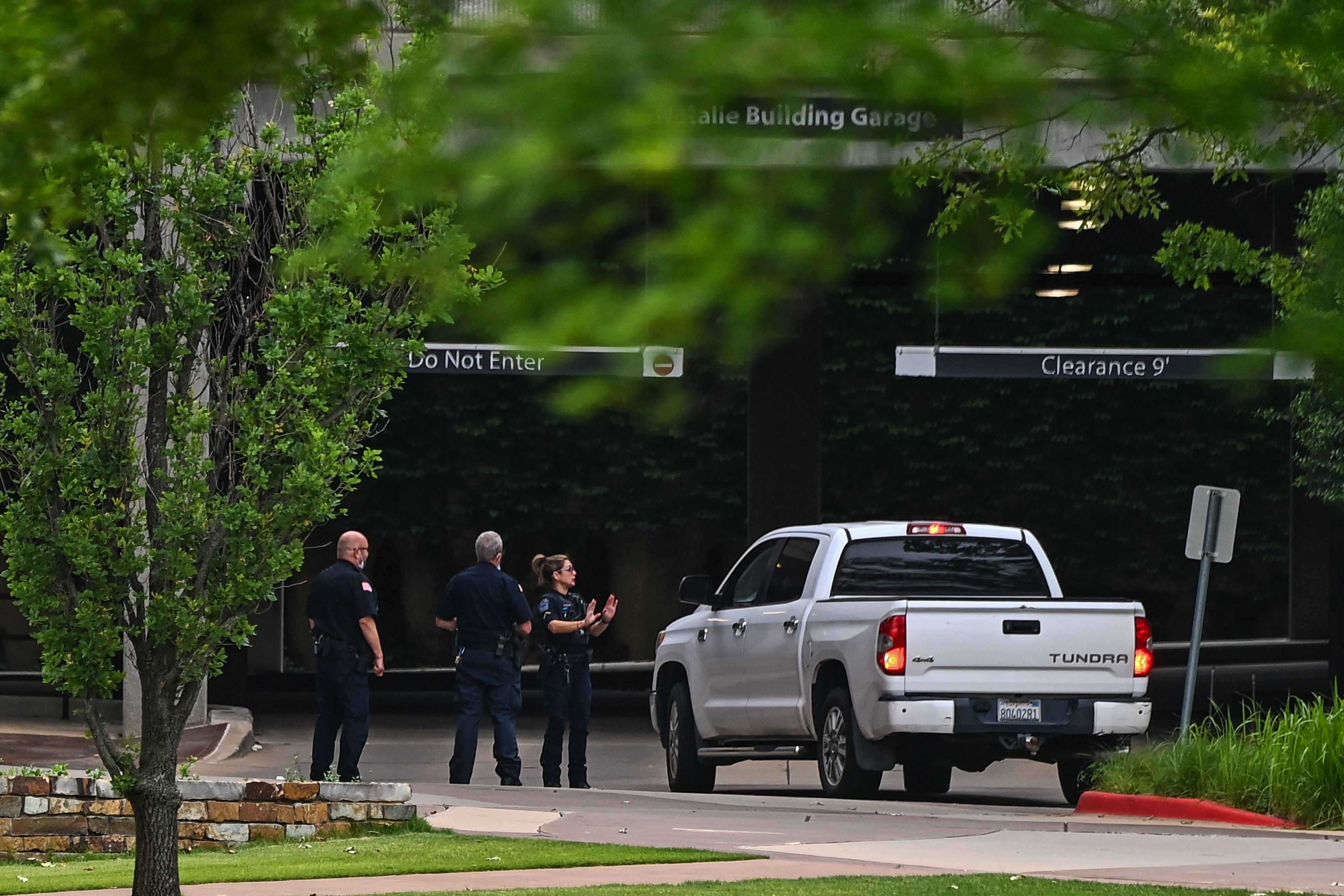Polisi berjaga-jaga di pintu masuk rumah sakit St Francis Health System di Tulsa, Oklahoma usai terjadi penembakan massal.