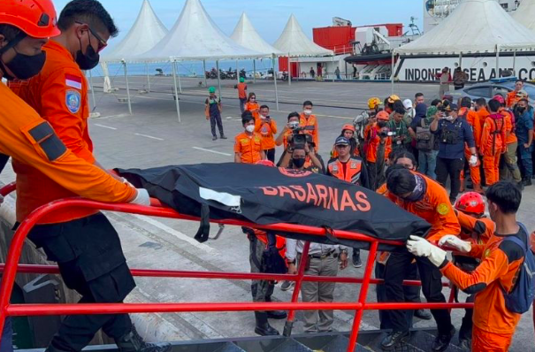 Sejumlah Tim SAR Gabungan mengevakuasi jenazah korban kecelakaan KM Ladang Permai dari atas KN SAR Kamajaya.