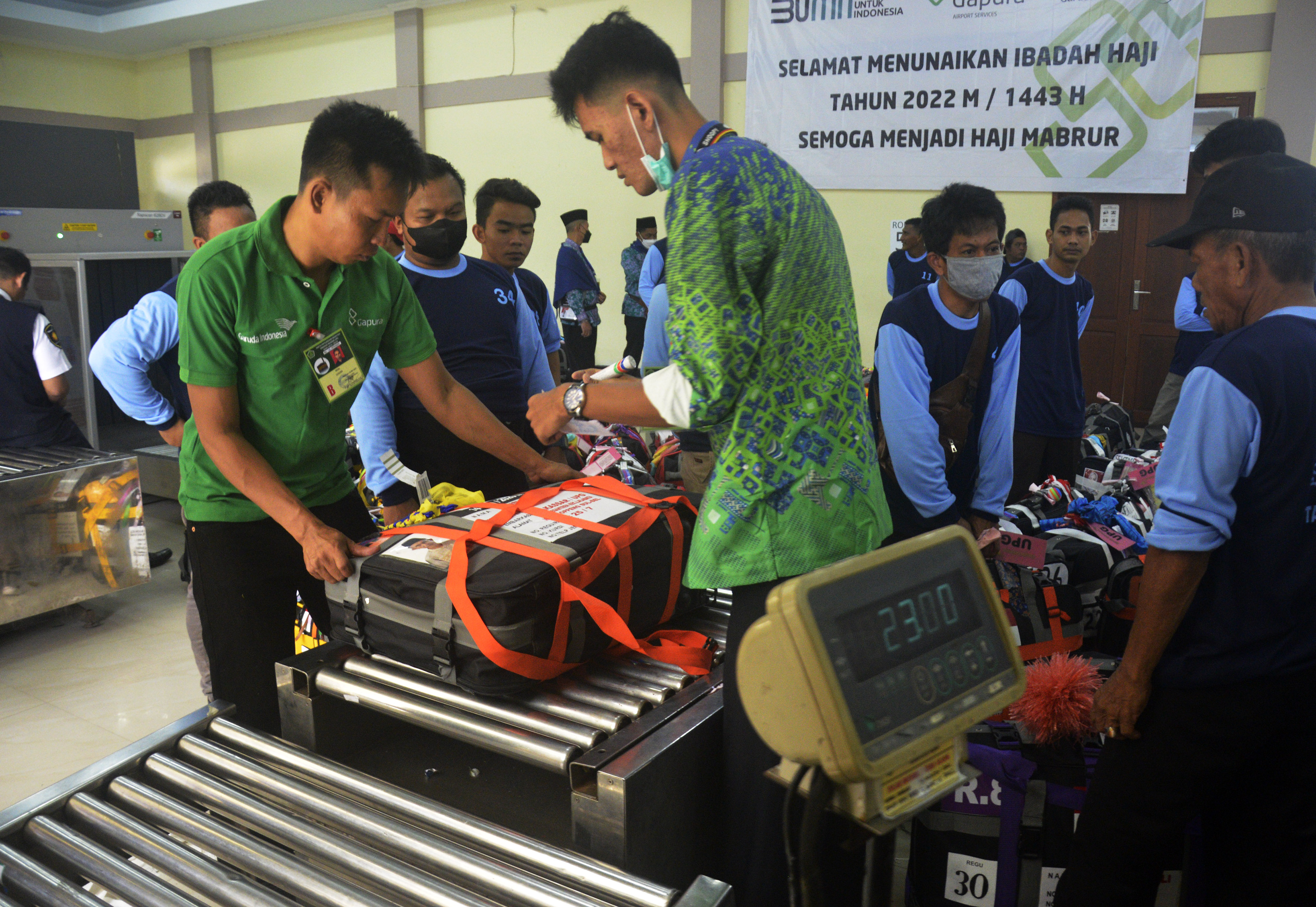 Petugas melakukan pemeriksaan koper milik jemaah calon haji dengan mesin X-Ray di Asrama Haji Sudiang, Makassar, Sulsel, Kamis (16/6/2022)