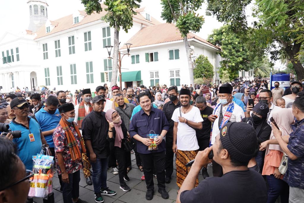 Menteri BUMN Erick Thohir berkunjung ke kawasan Kota Tua di Jakarta Utara, Minggu (26/6).