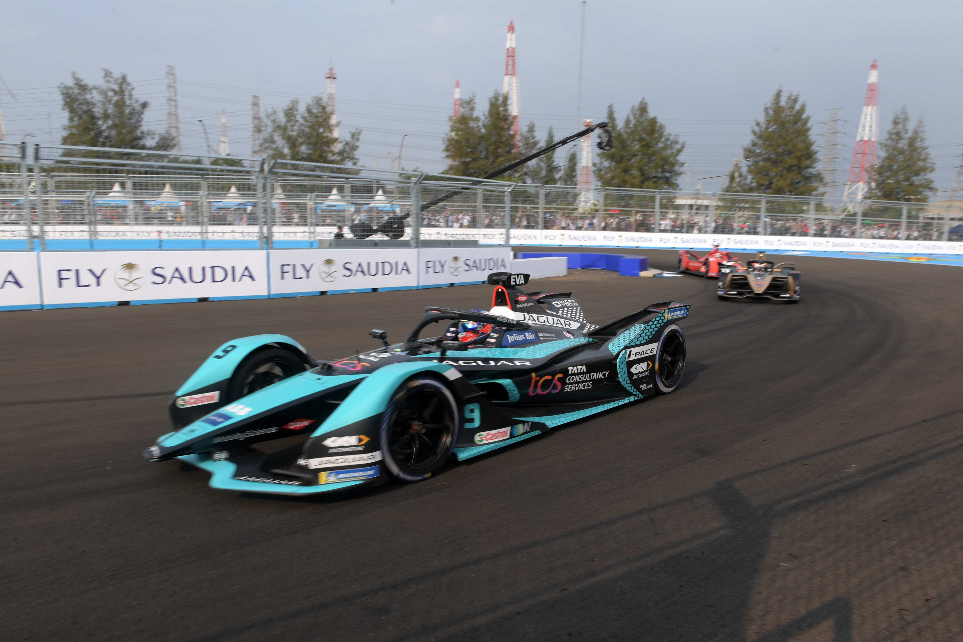 Aksi para pembalap Formula E di balapan seri kesembilan di Jakarta International E-Prix Circuit (JIEC), Jakarta, Sabtu (4/6).