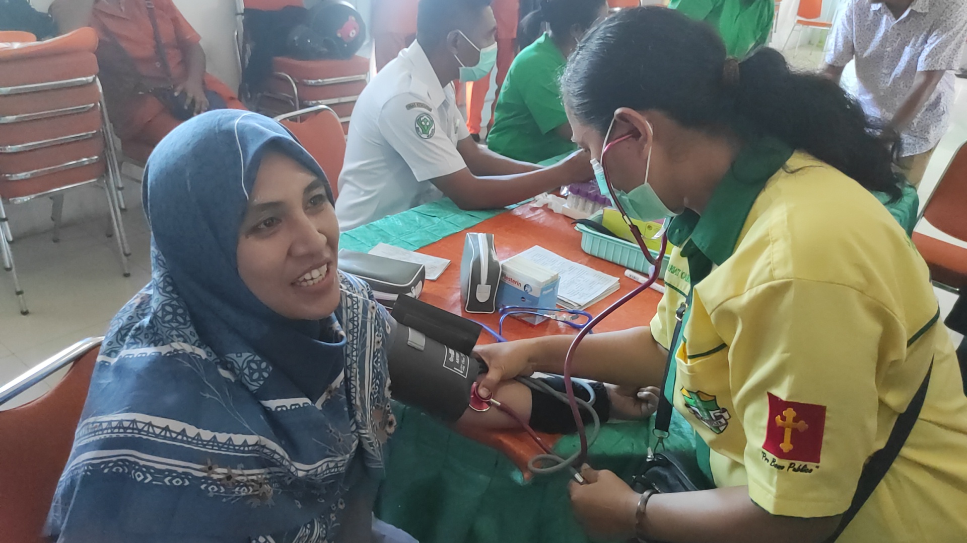 Seorang anggota civitas akademika Unipa Indonesia di Sikka, NTT menjalani pemeriksaan sebelum melakukan donor darah.