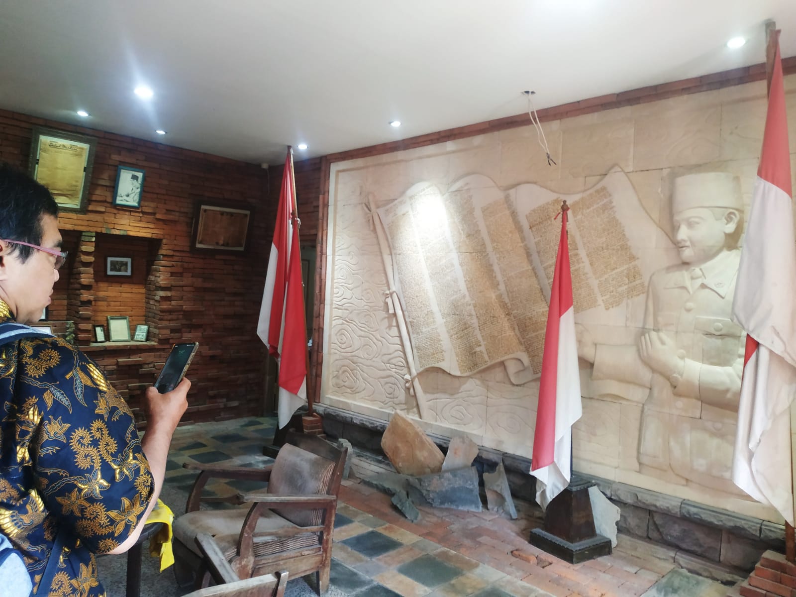 Pengunjung menikmati diorama yang ada di Museum Agung Bung Karno di Denpasar, Bali, Minggu (4/6/2022)