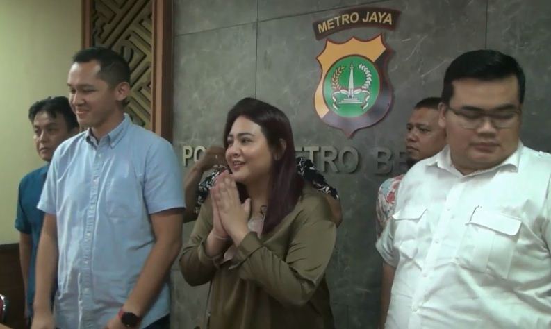 PENYANYI Audy Item memenuhi panggilan Kepolisian Polres Metro Bekasi Kota.