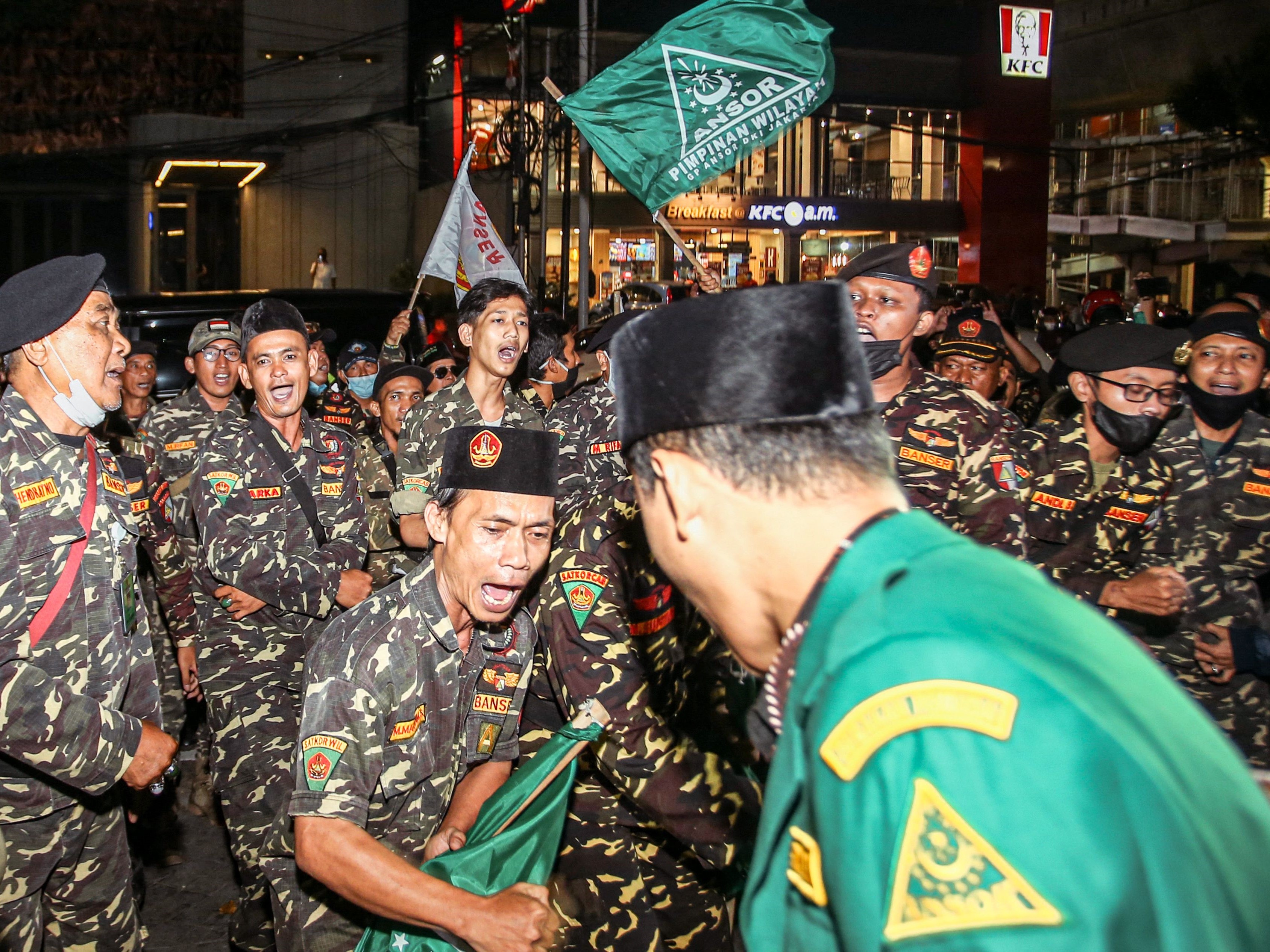Anggota ormas Islam menggelar unjuk rasa di depan bar Holywings di Jakarta. 