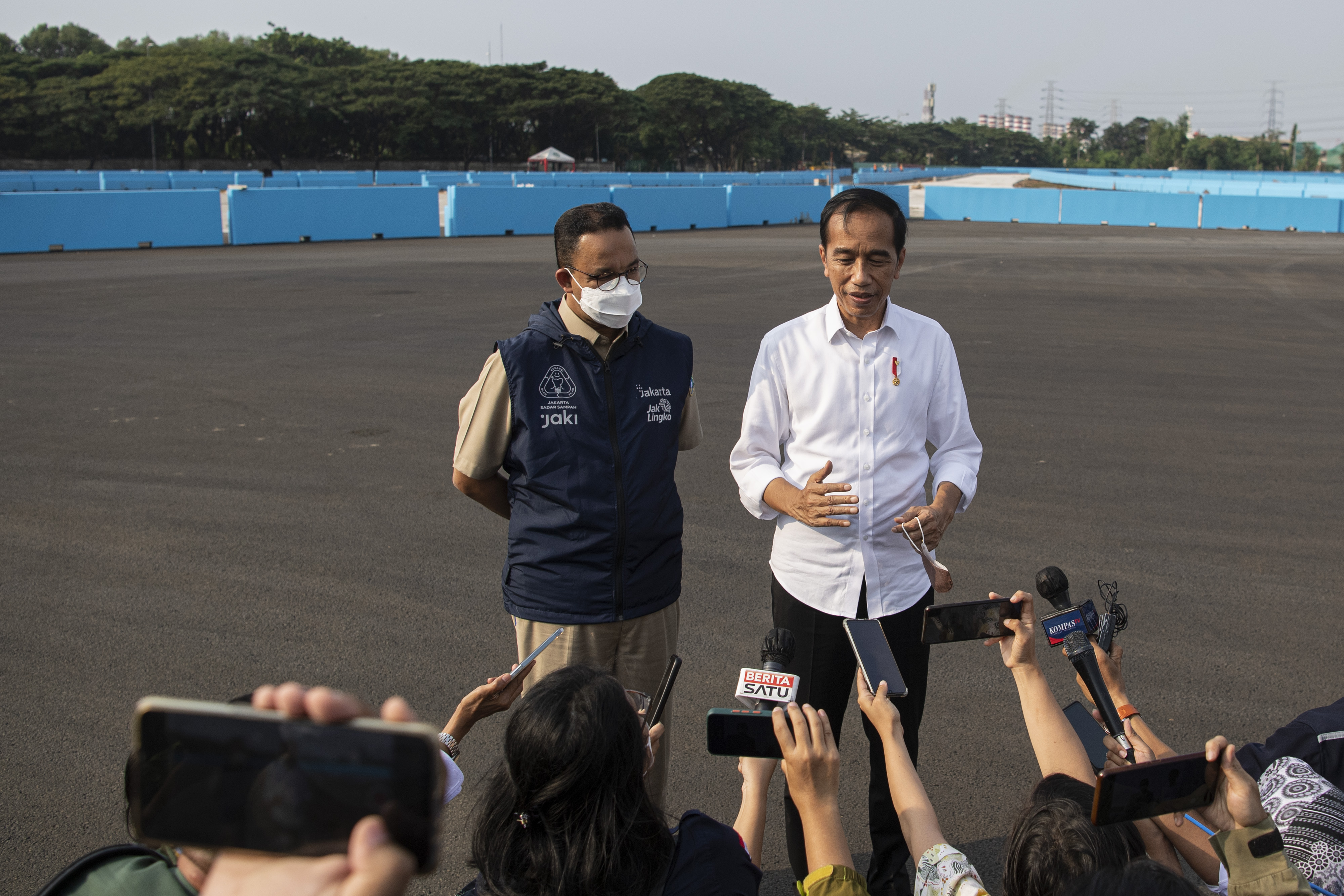 Presiden Joko Widodo (kanan) kala meninjau Jakarta International E-Prix Circuit (JIEC) di Ancol, Jakarta Utara, Senin (25/4).