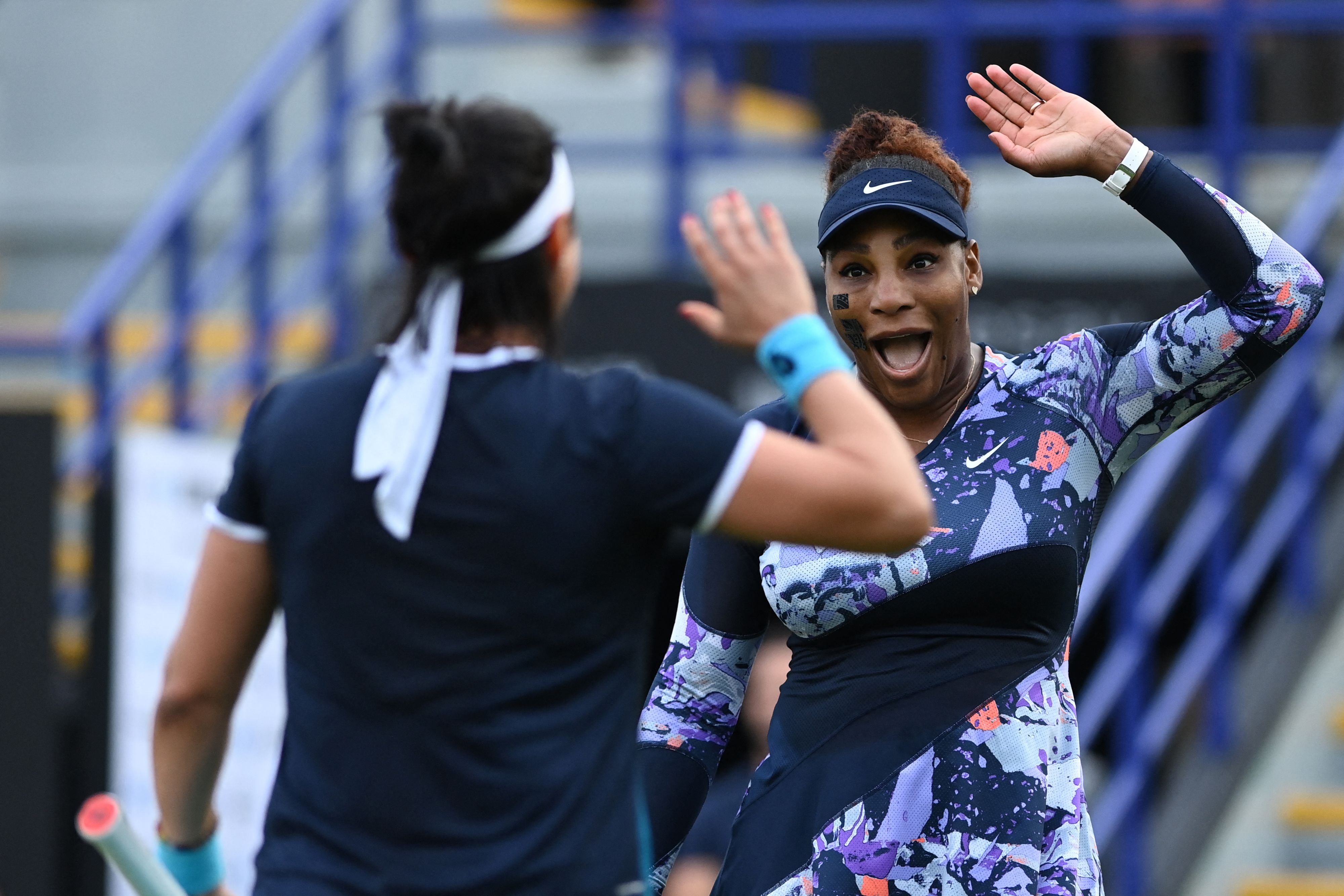 Petenis AS Serena Williams melakukan selebrasi bersama pasangannya Ons Jabeur setelah menang di turnamen tenis Eastbourne International.