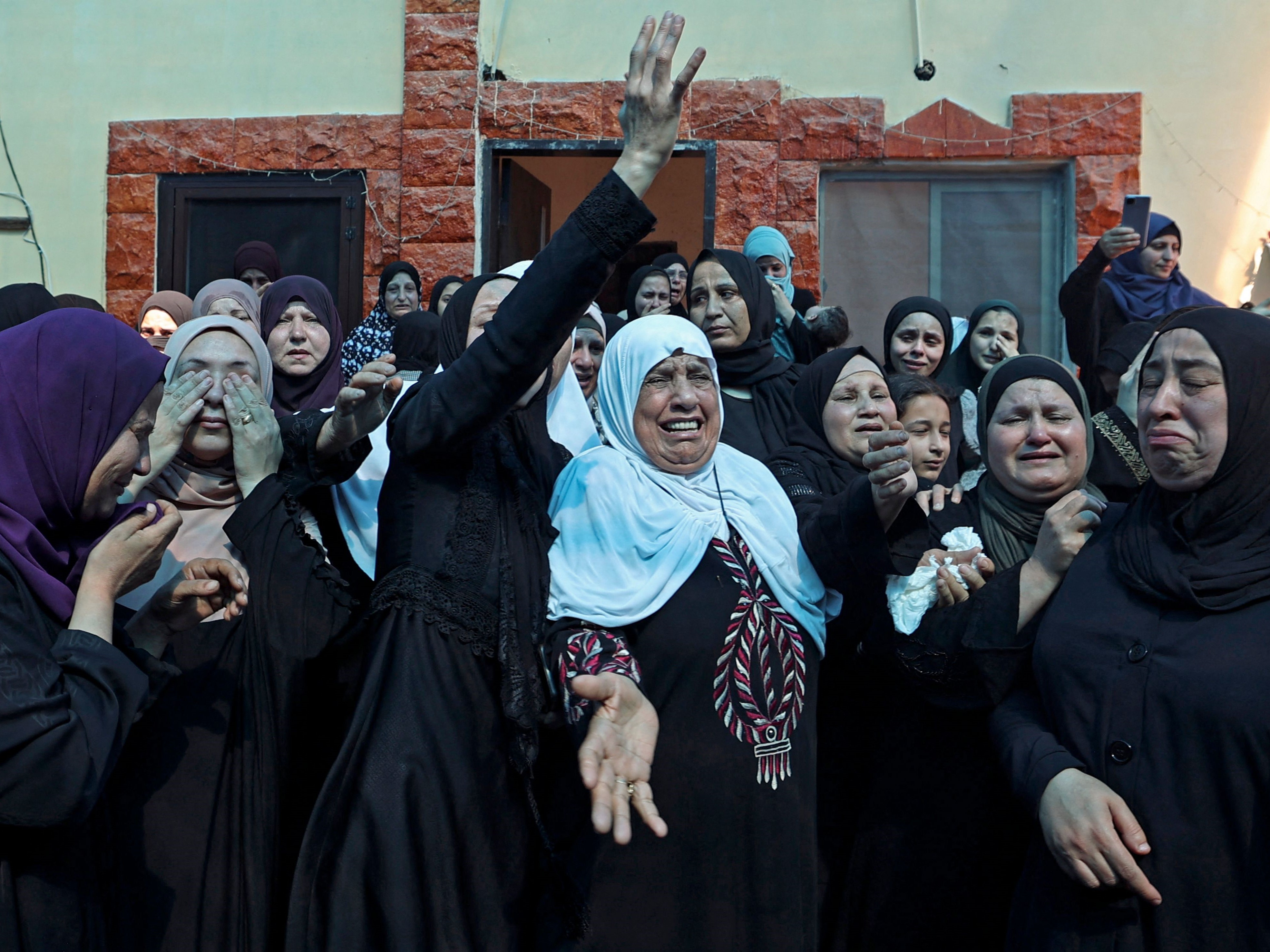 Kerabat berkabung selama pemakaman Mohammad Marei yang tewas dalam serangan Israel, di kota Jenin, Tepi Barat yang diduduki.