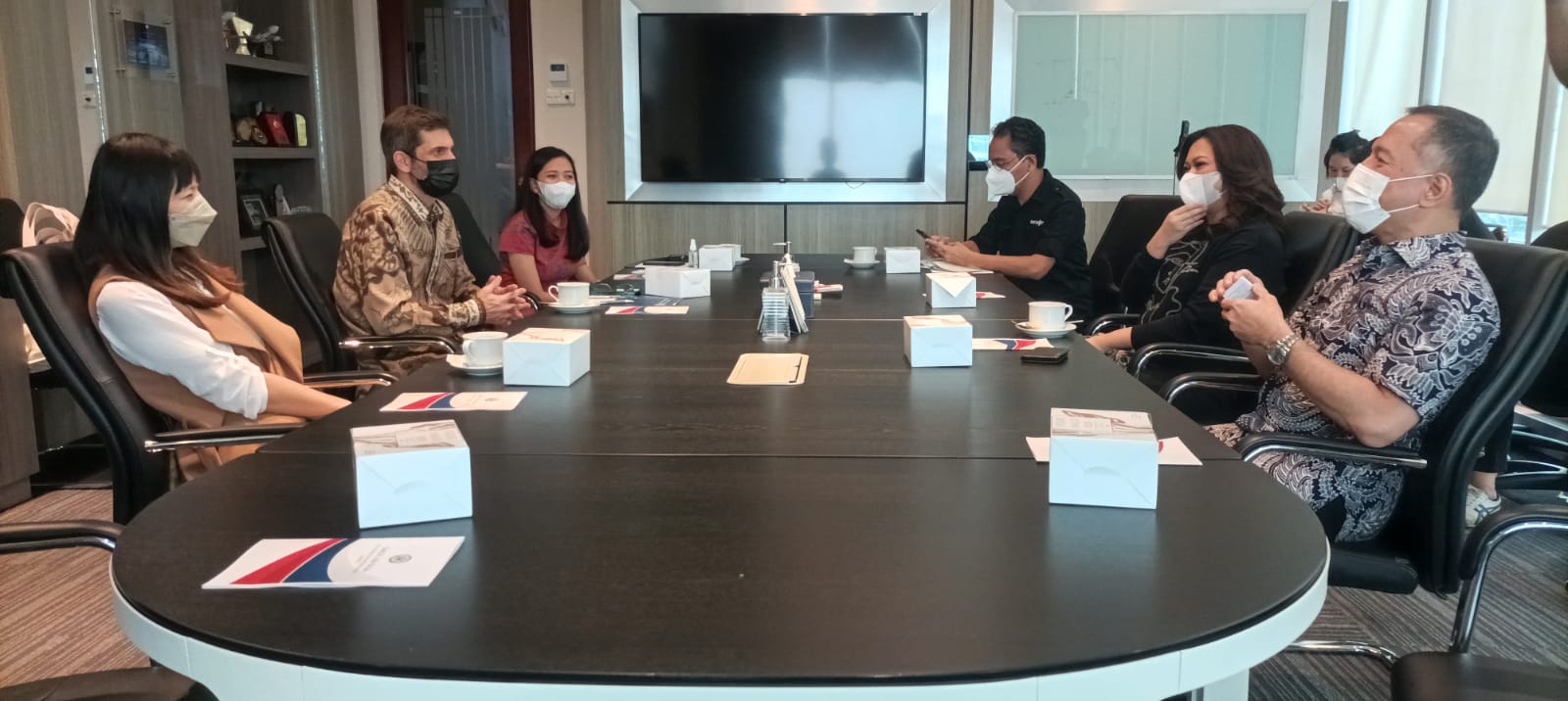 Wakil Juru Bicara Duta Besar Amerika untuk Indonesia Nicholas Geishinger (kedua kiri) beraudiensi di Gedung Media Gropu Network, kedoya.